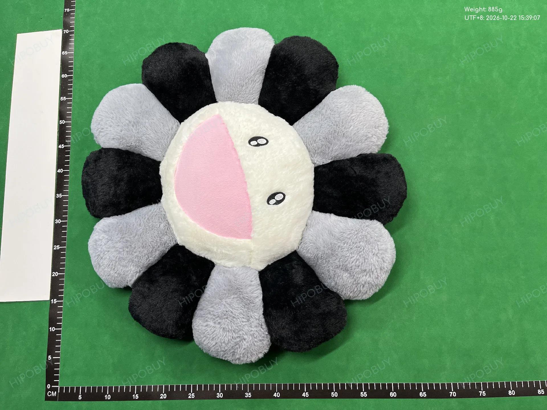 Foto QC 7 de Takashi Murakami Flower Cushion Black/White