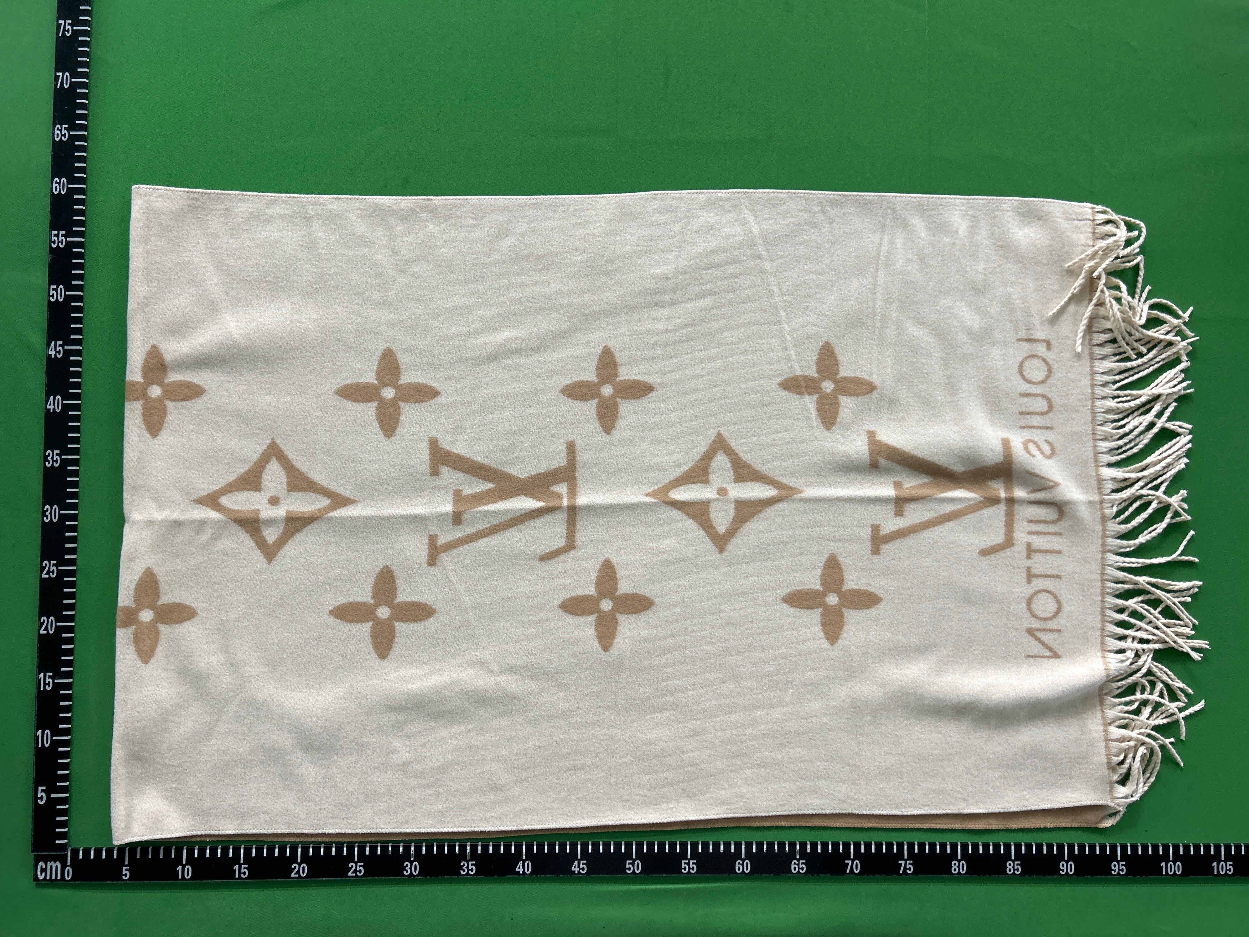 Foto QC 8 de Louis Vuitton Monogram Scarf Pink