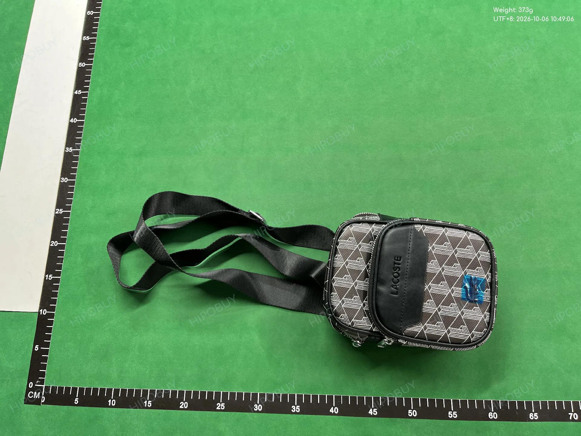 Foto QC 1 de Lacoste The Blend Monogram Vertical Crossbody Bag Green Canvas