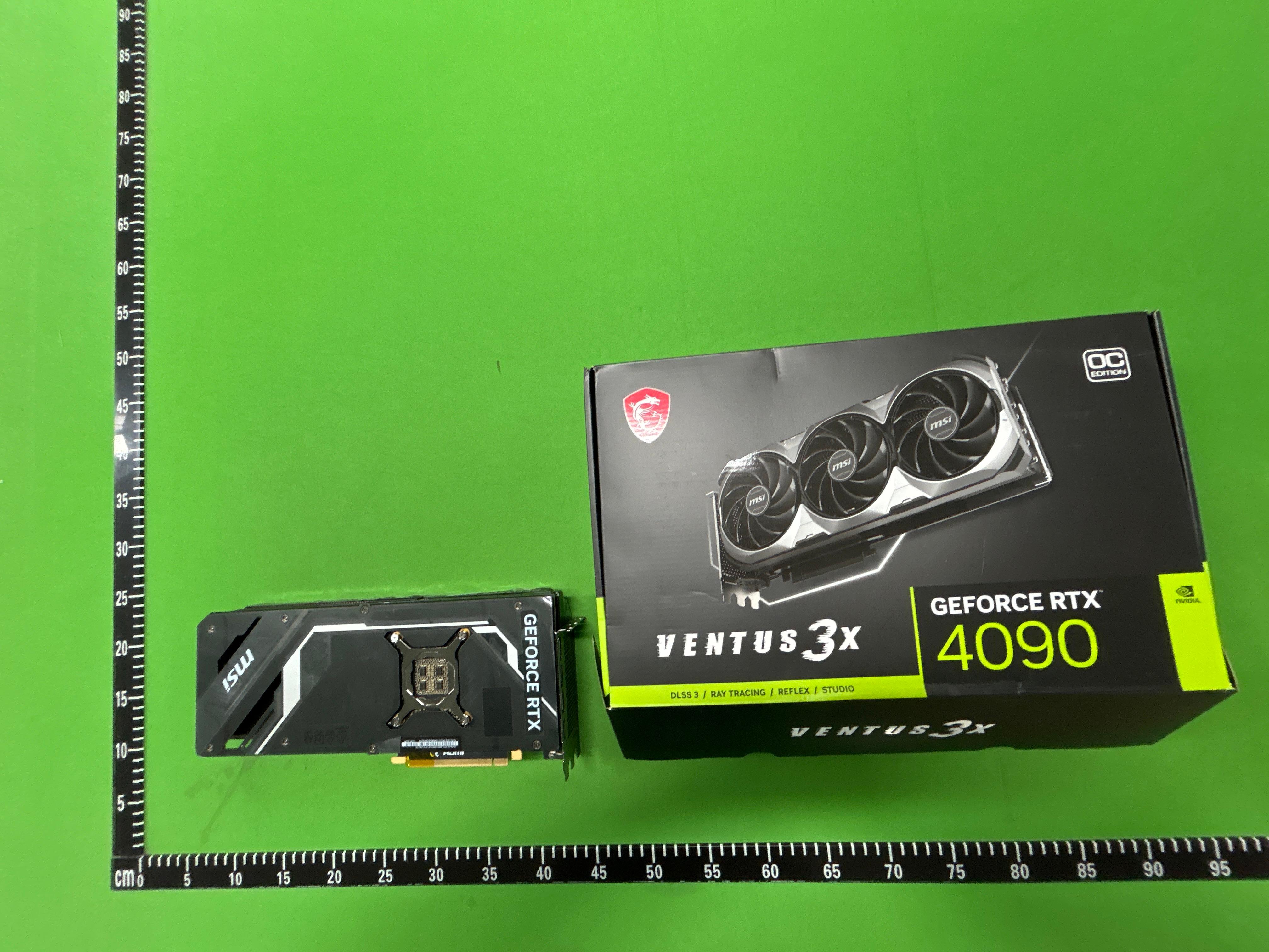 Foto QC 4 de Zotac Gaming GeForce RTX 5090 Solid OC Edition 32GB White
