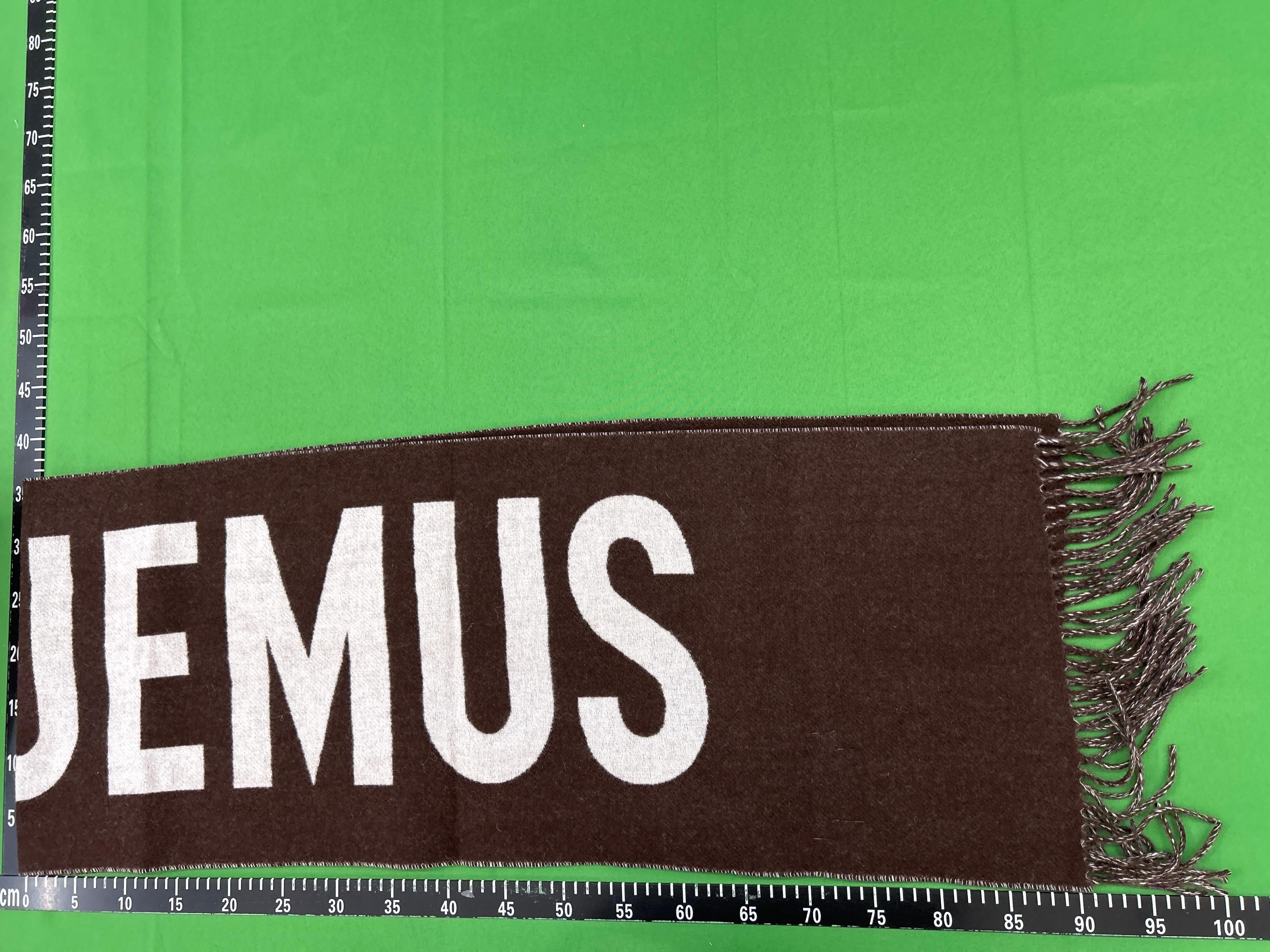 Foto QC 6 de Jacquemus Logo Scarf Beige