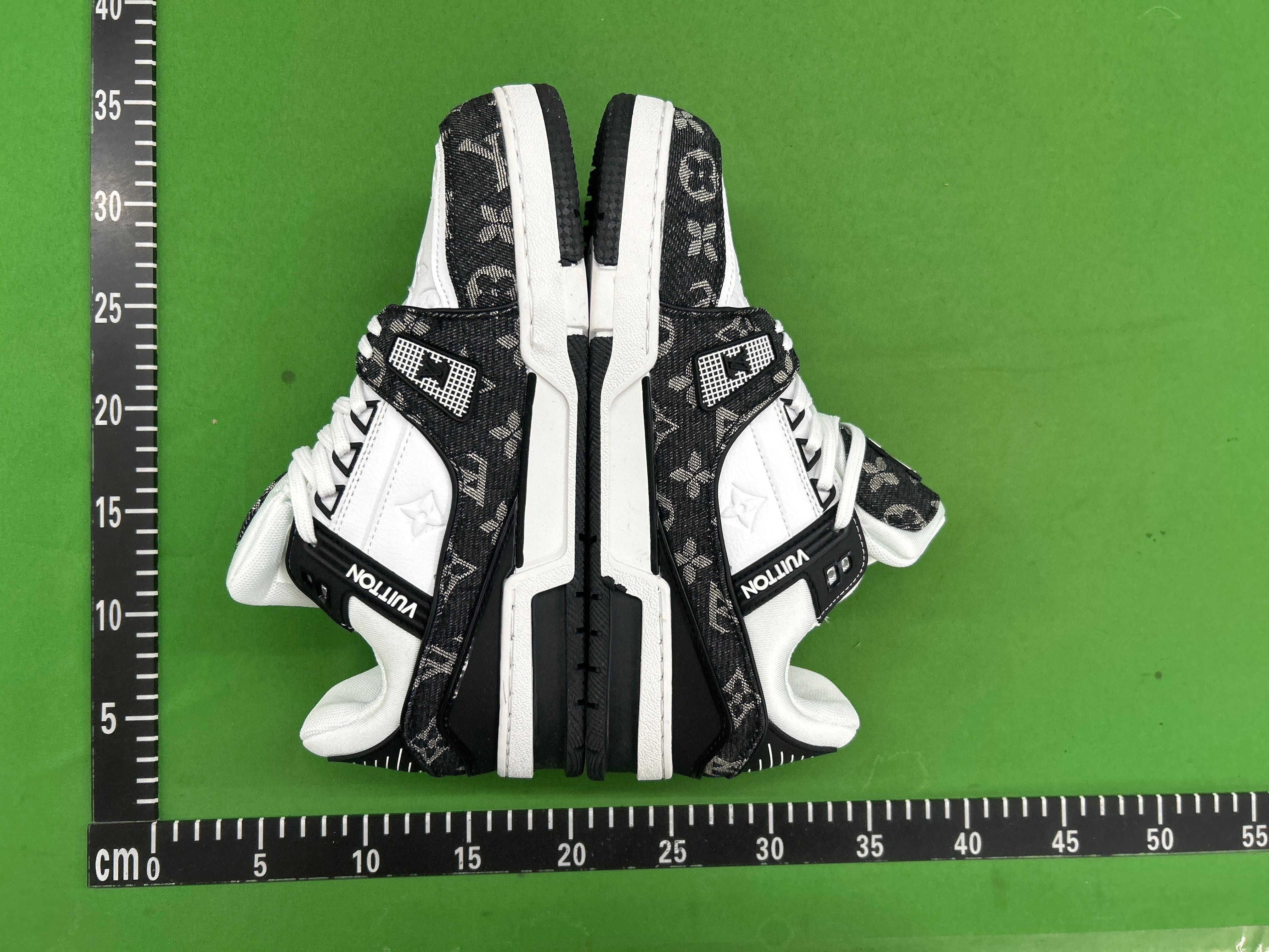 Foto QC 6 de Louis Vuitton Arch Light Grey White 1A43K1