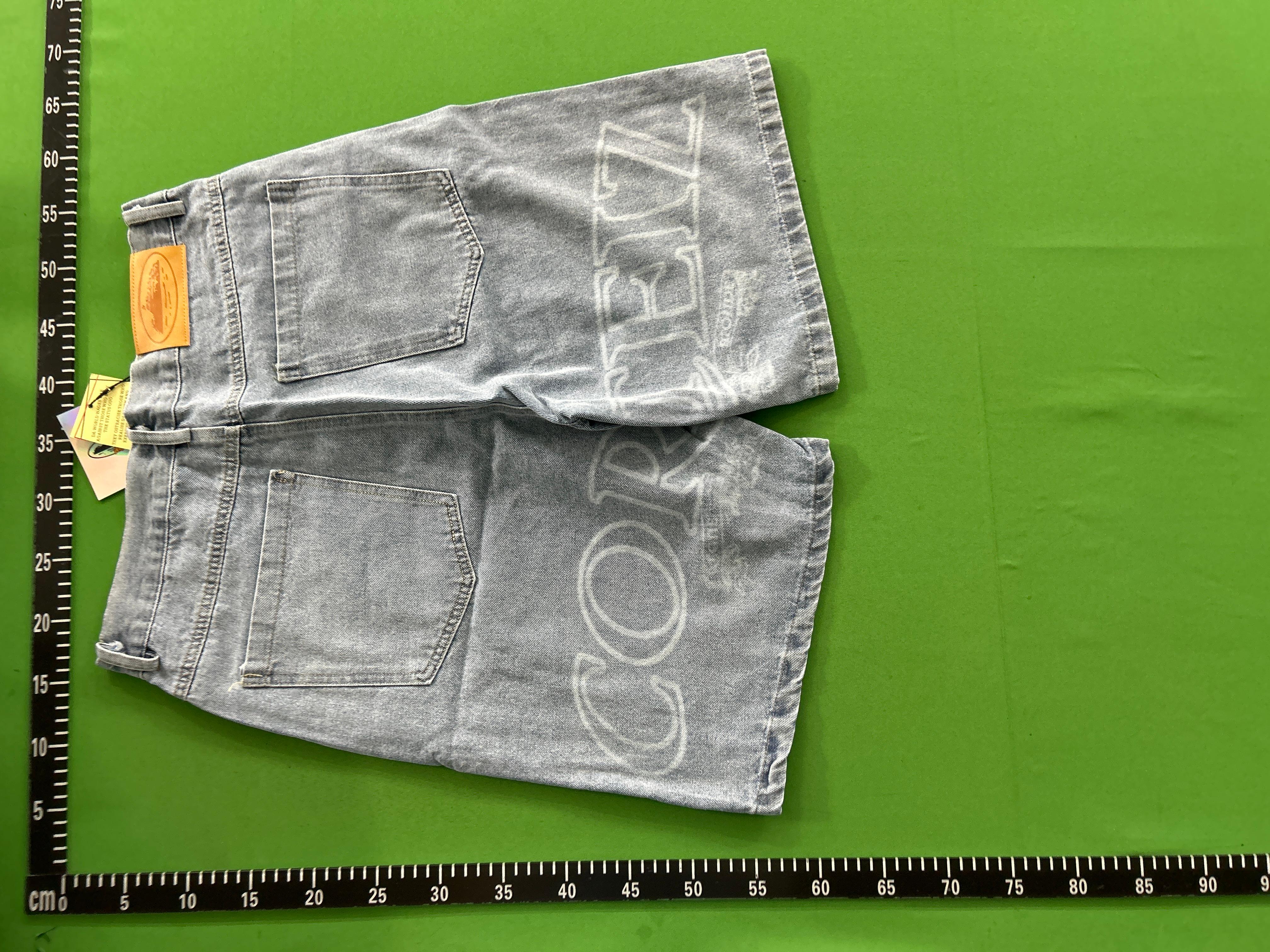 Foto QC 3 de Vivienne Westwood Logo Embroidered Denim Shorts Light Blue