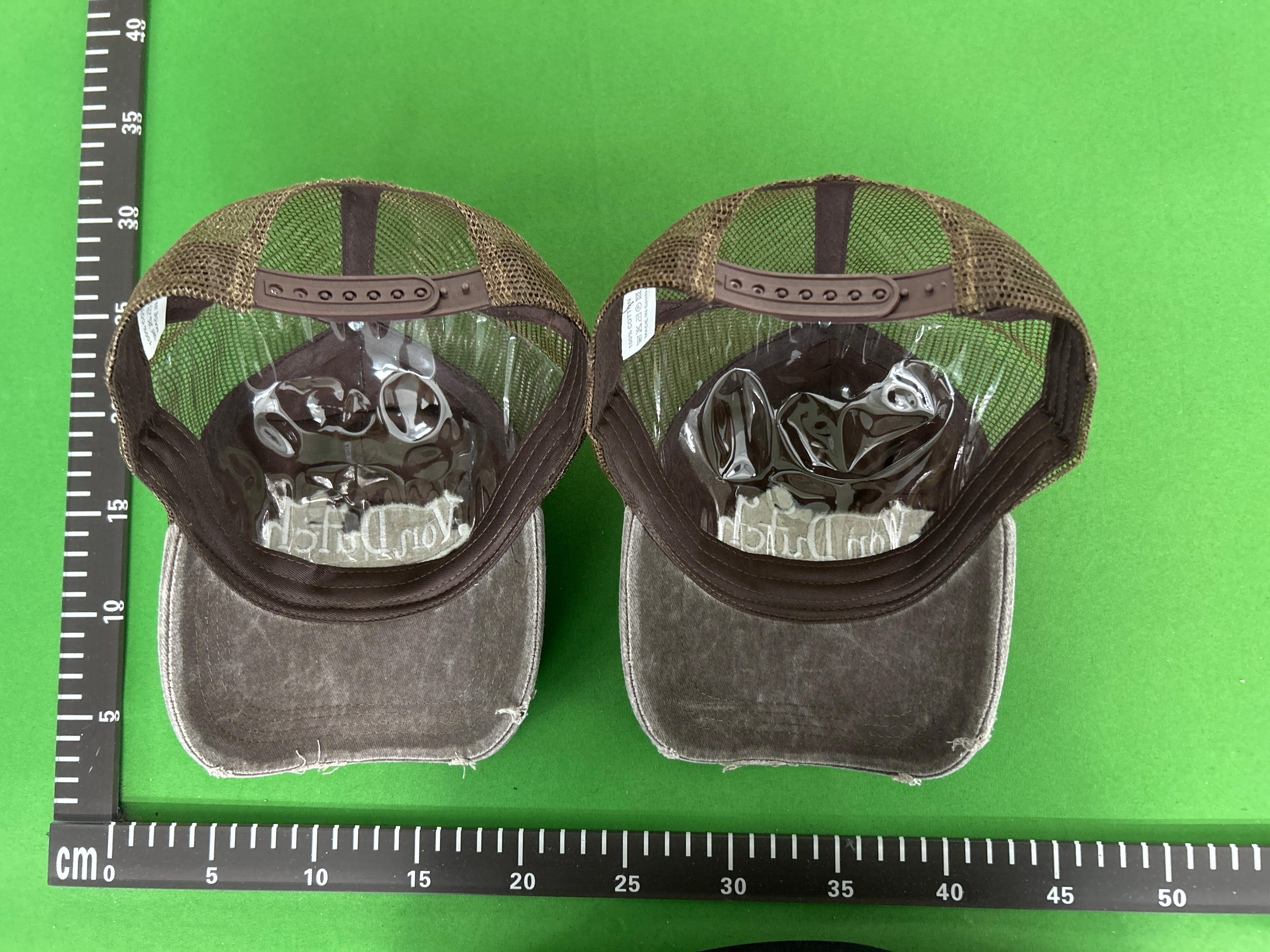 Foto QC 6 de Von Dutch Distressed Logo Trucker Cap Pink