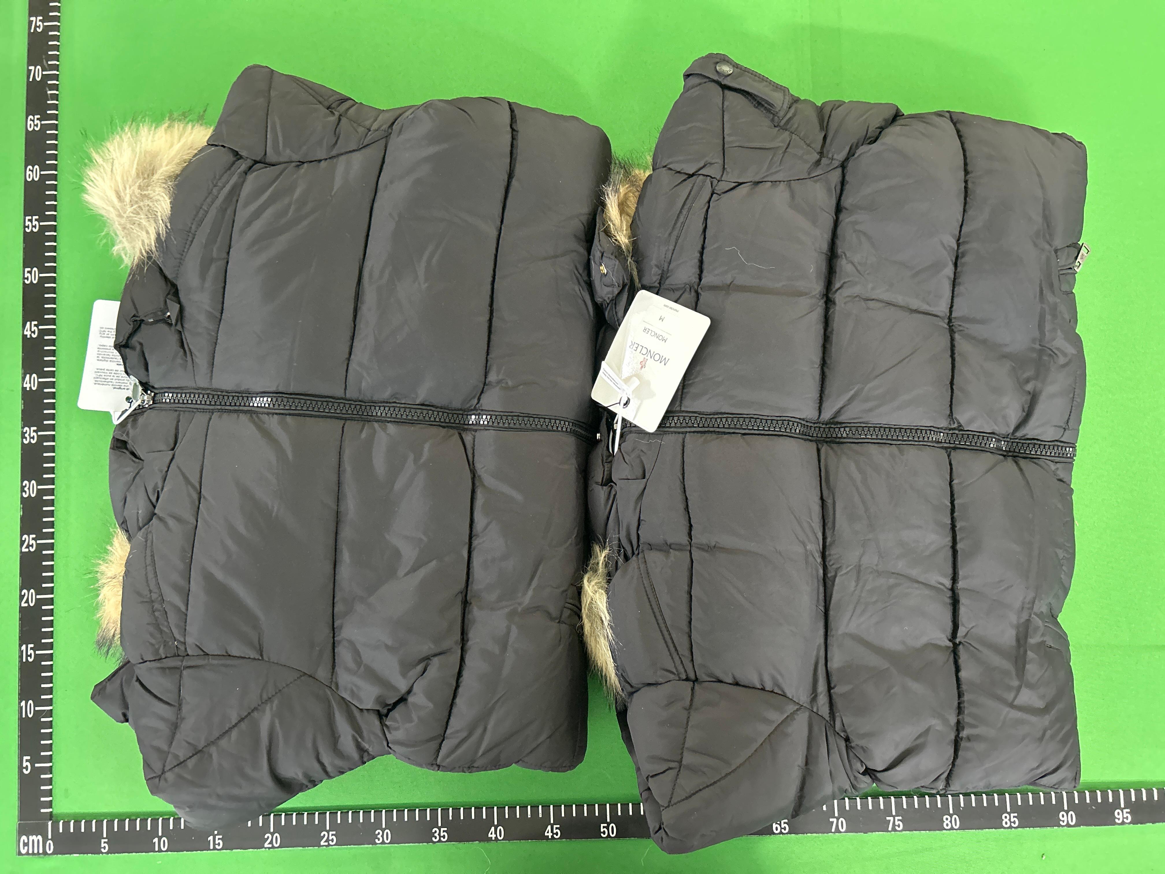 Foto QC 8 de Moncler Puffer Jacket Fur Trimmed Hood Black