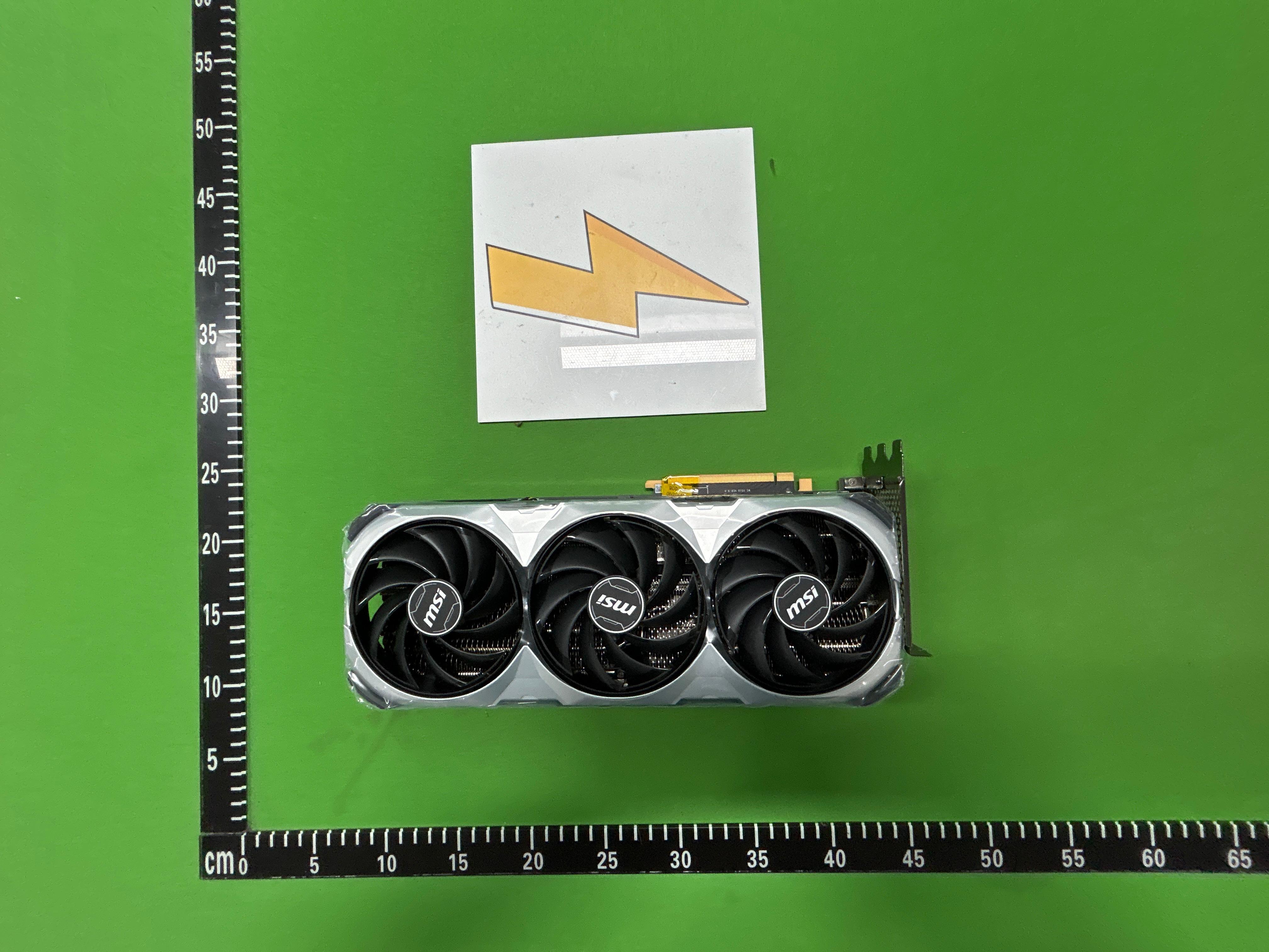 Foto QC 5 de Zotac Gaming GeForce RTX 5090 Solid OC Edition 32GB White