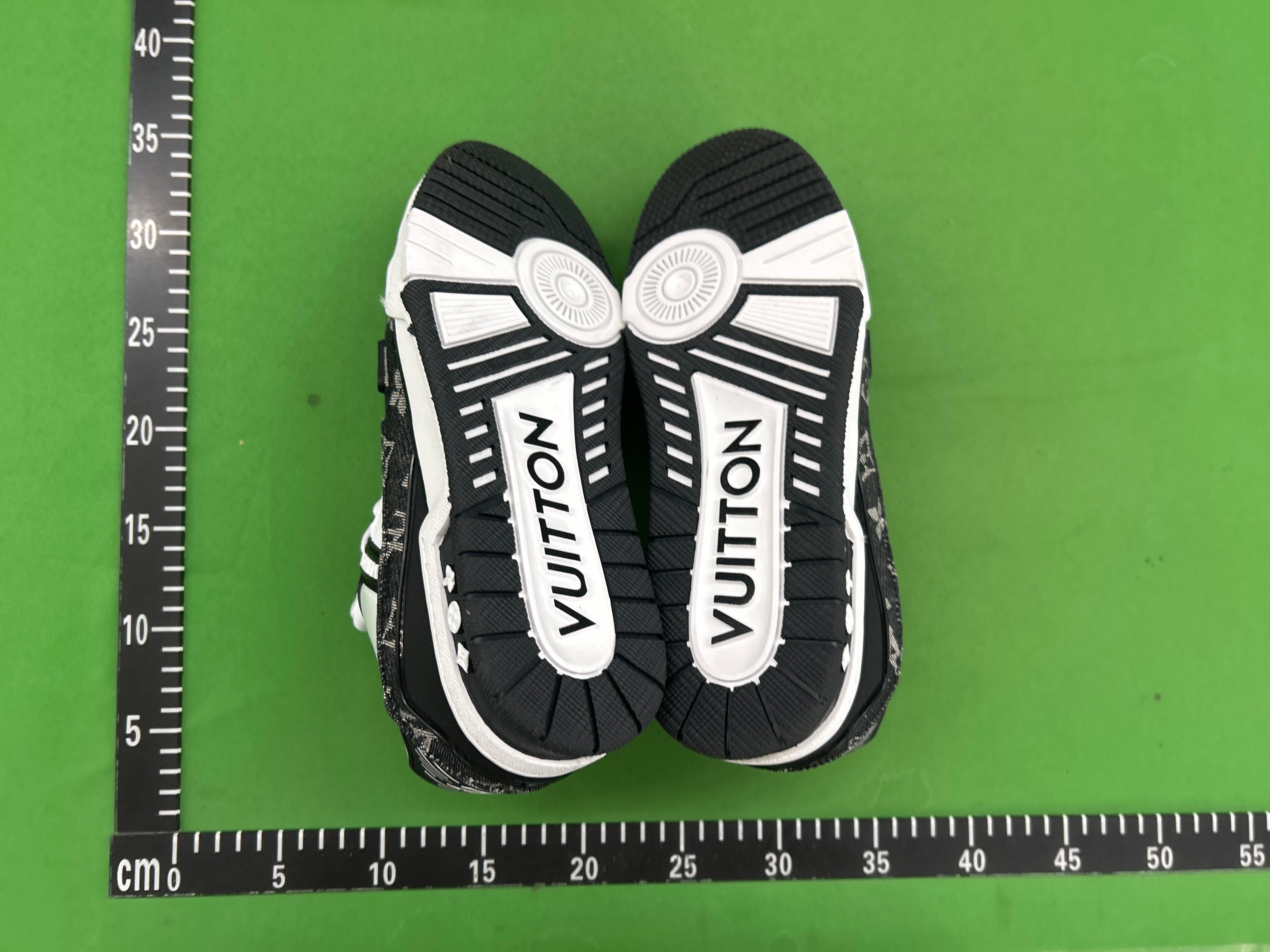 Foto QC 8 de Louis Vuitton Arch Light Grey White 1A43K1
