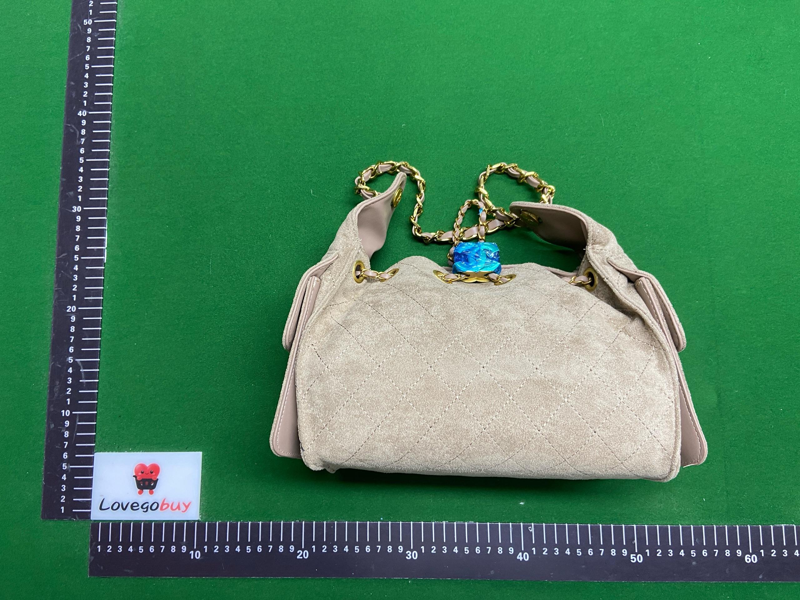 Foto QC 1 de Chanel Quilted Chain Bucket Bag Black Suede