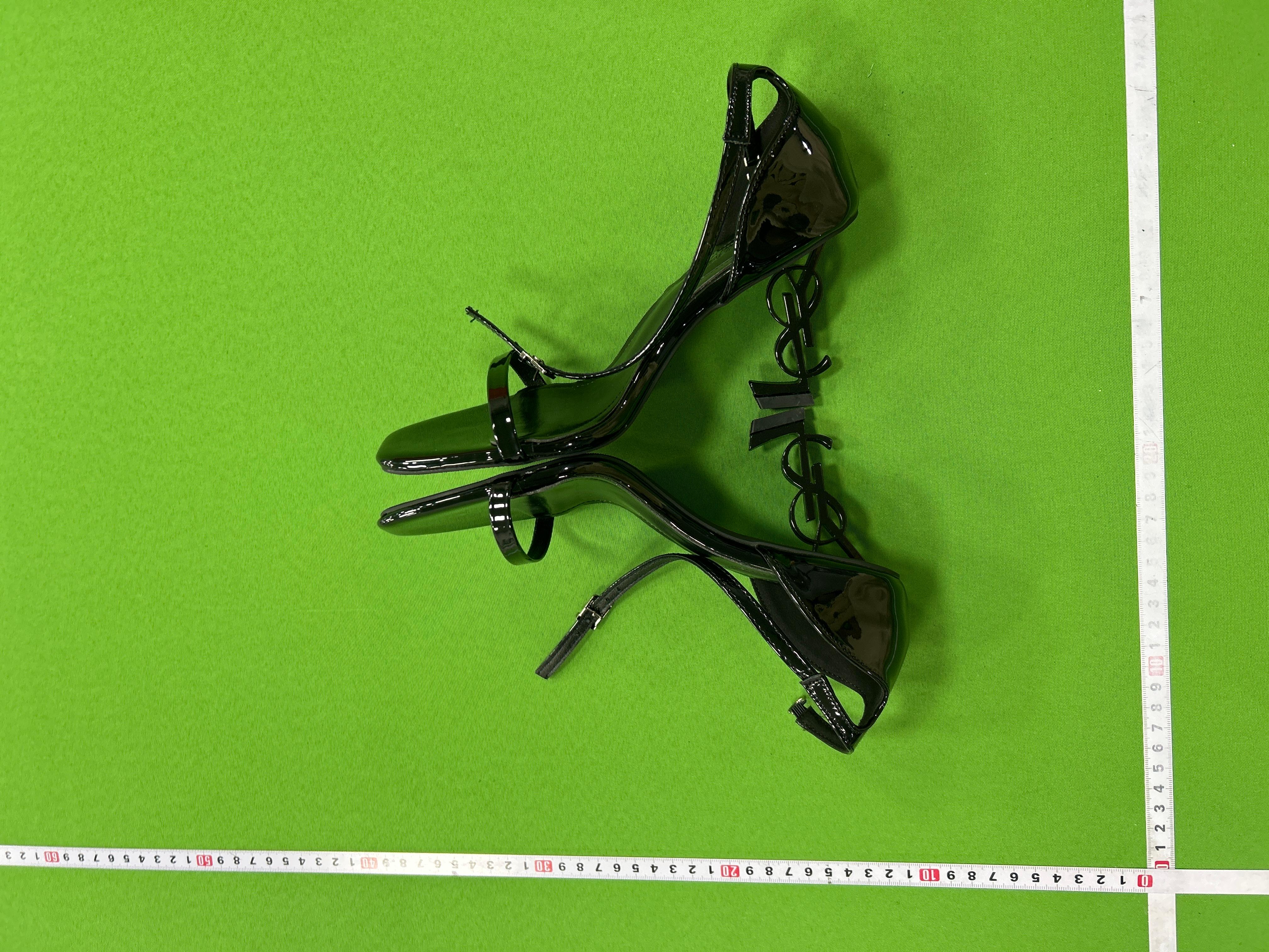 Foto QC 4 de Saint Laurent Opyum Patent Leather Monogram Heel Sandals