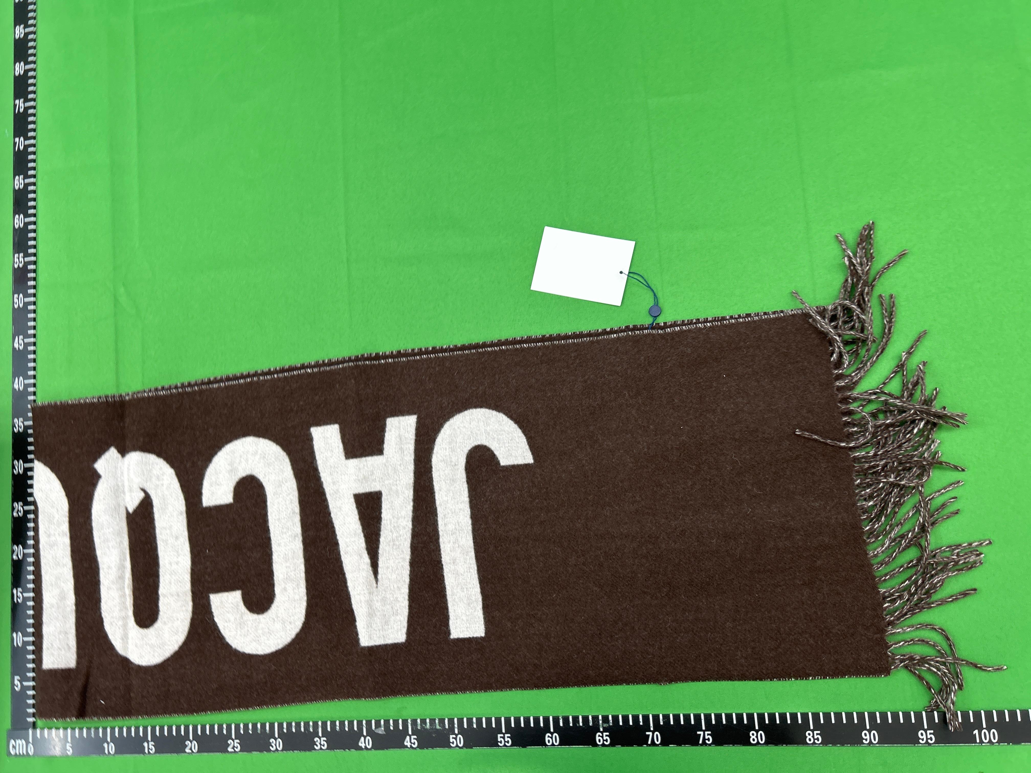 Foto QC 7 de Jacquemus Logo Scarf Beige