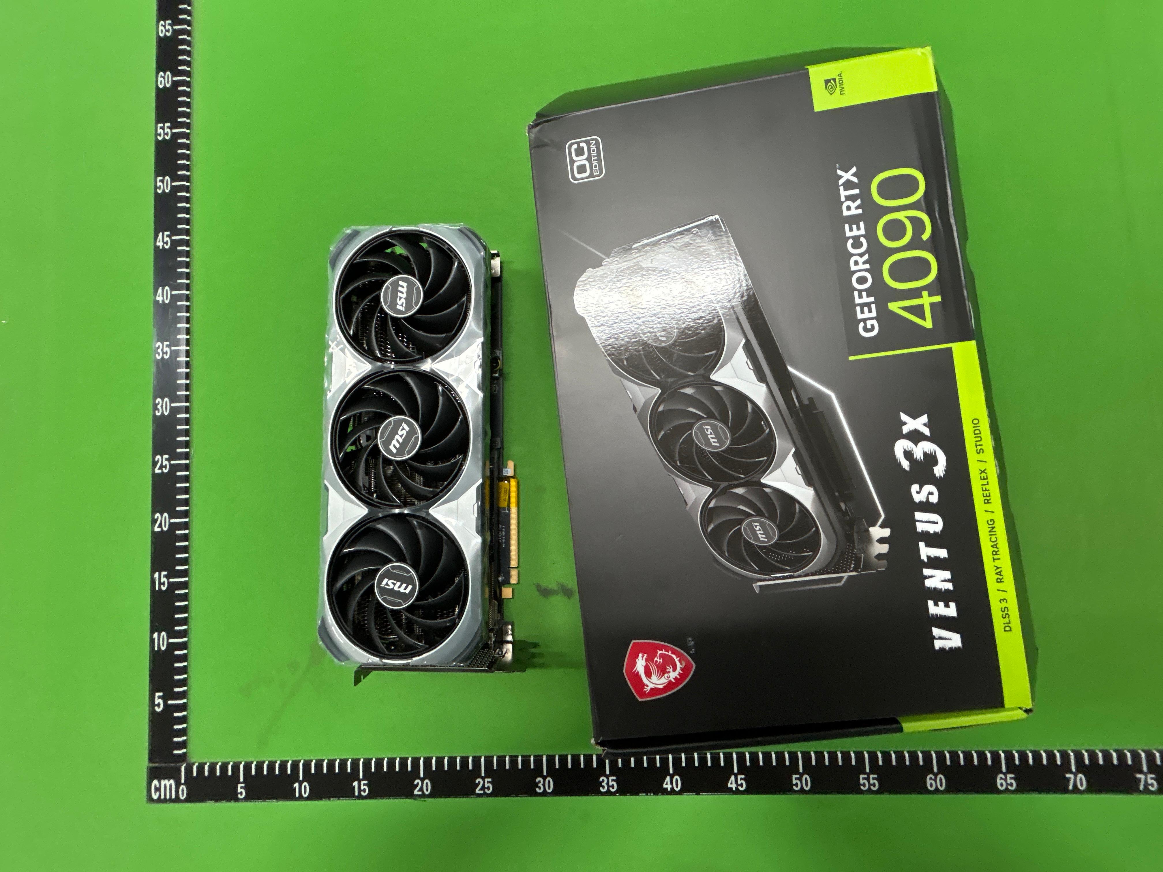 Foto QC 6 de Zotac Gaming GeForce RTX 5090 Solid OC Edition 32GB White