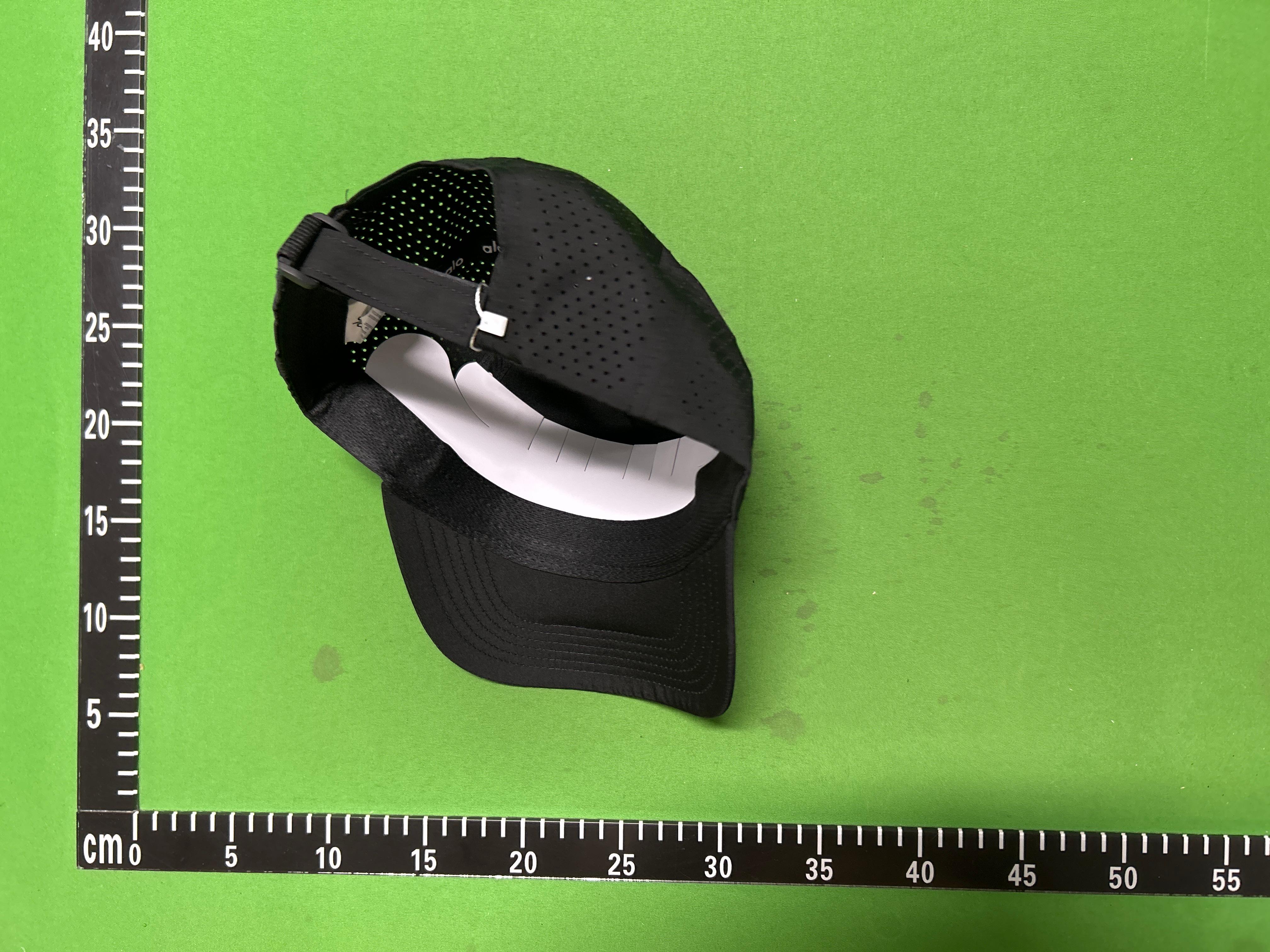 Foto QC 3 de Alo Yoga Performance Off-Duty Cap Black