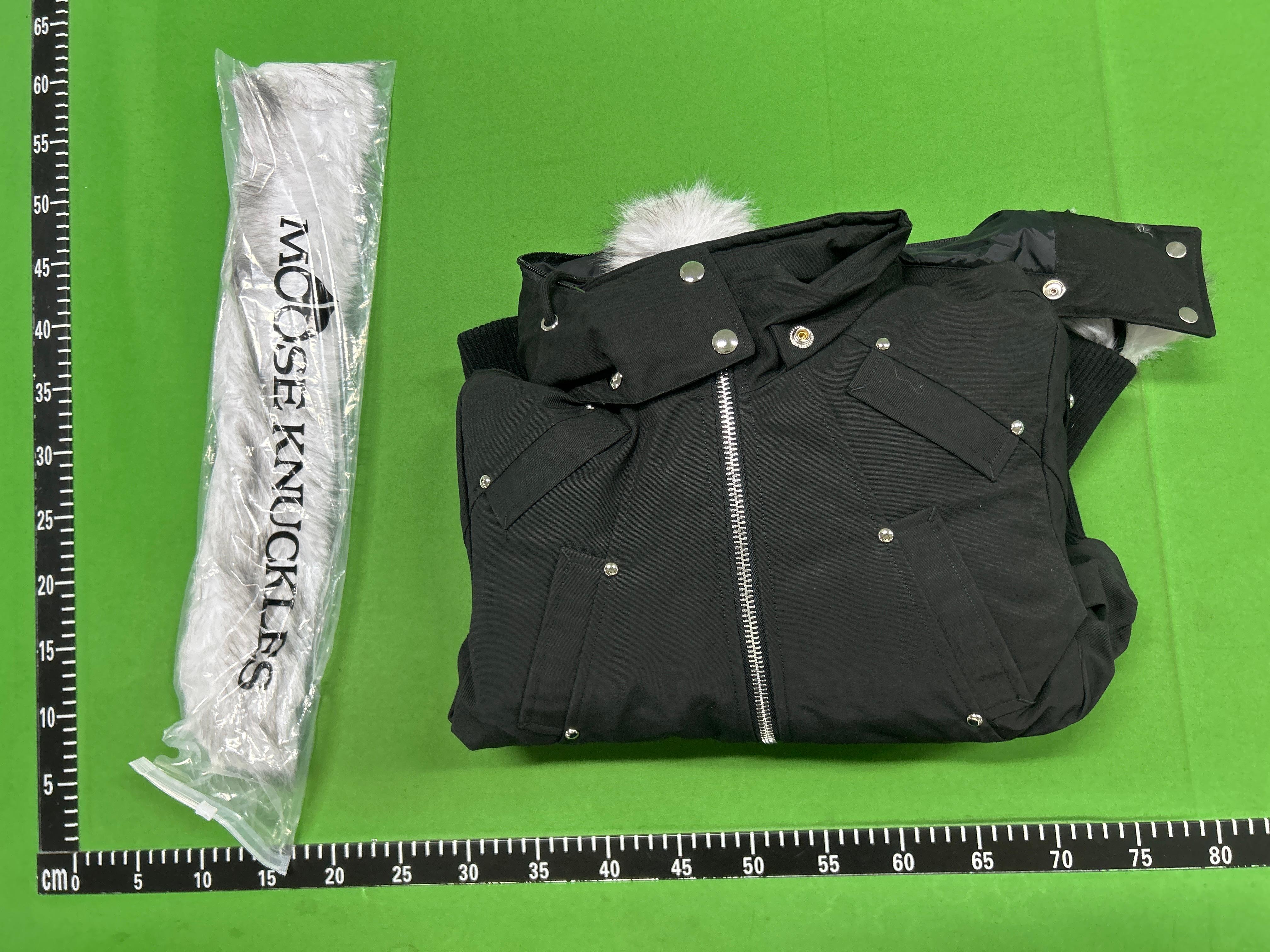 Foto QC 2 de Moose Knuckles Bomber Down Jacket Silver Fox Black