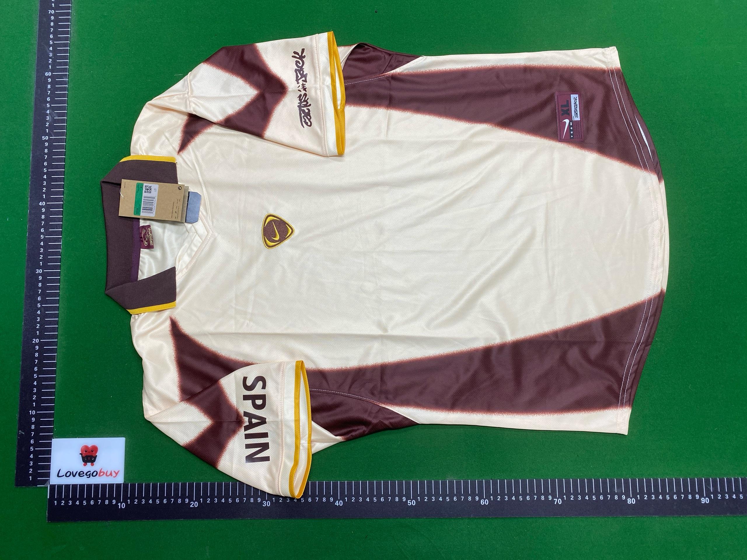 Foto QC 3 de Travis Scott x Cactus Jack x Nike x Portugal Retro 2004 Home Total 90 Jersey Maroon/Green
