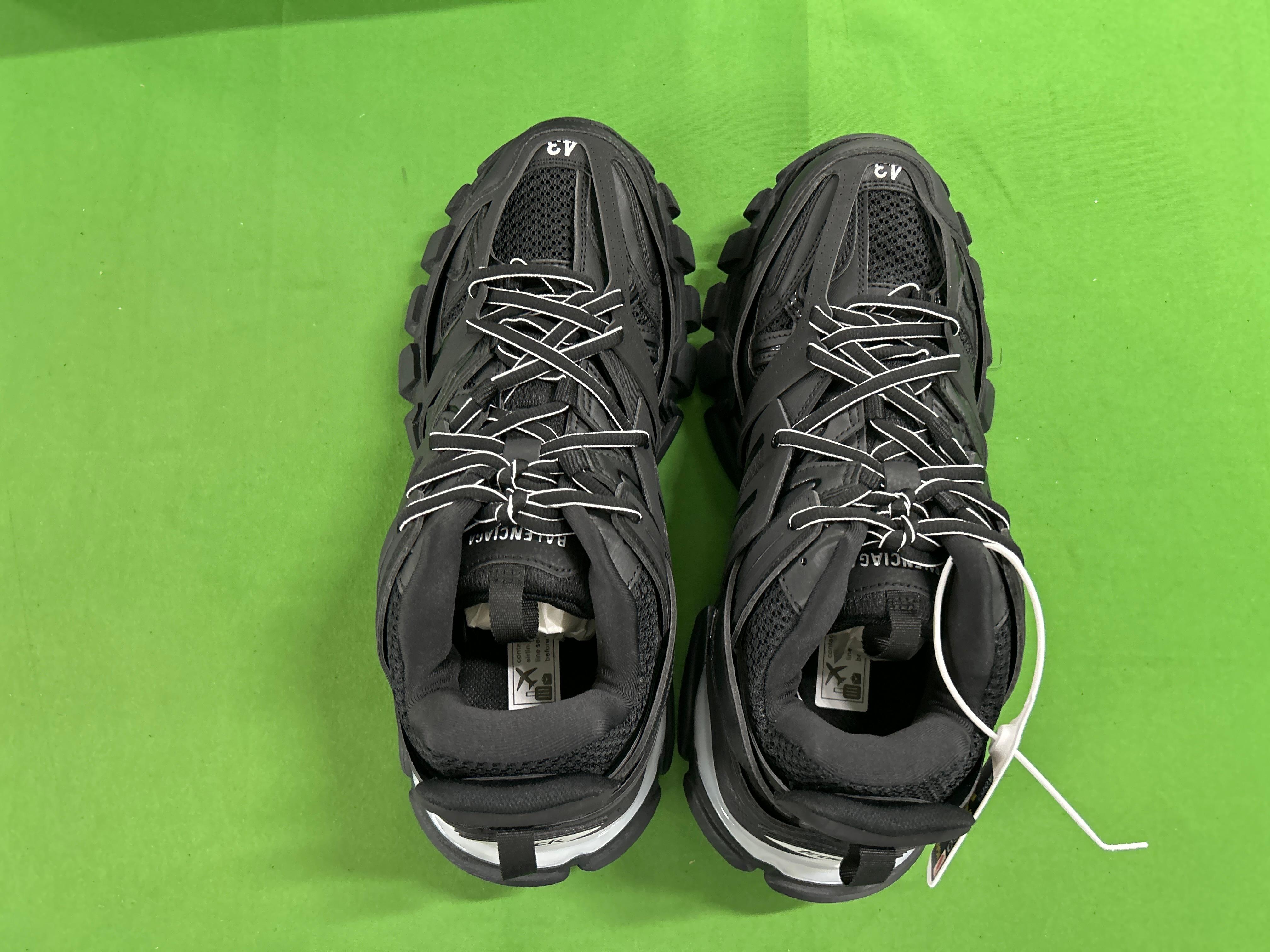 Foto QC 3 de Balenciaga Track LED Trainer Black White 542023 W3AC1 1090