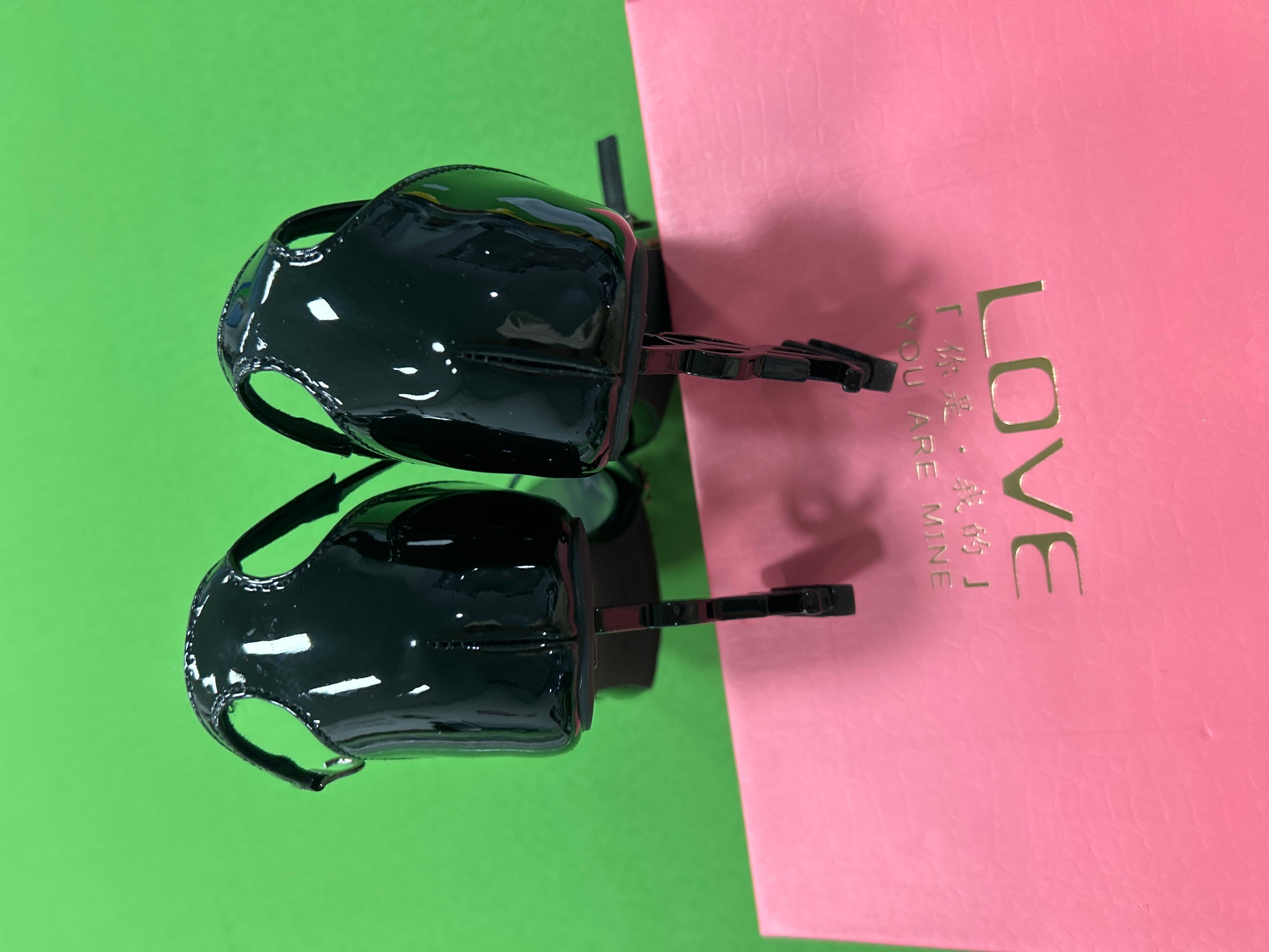 Foto QC 2 de Saint Laurent Opyum Patent Leather Monogram Heel Sandals