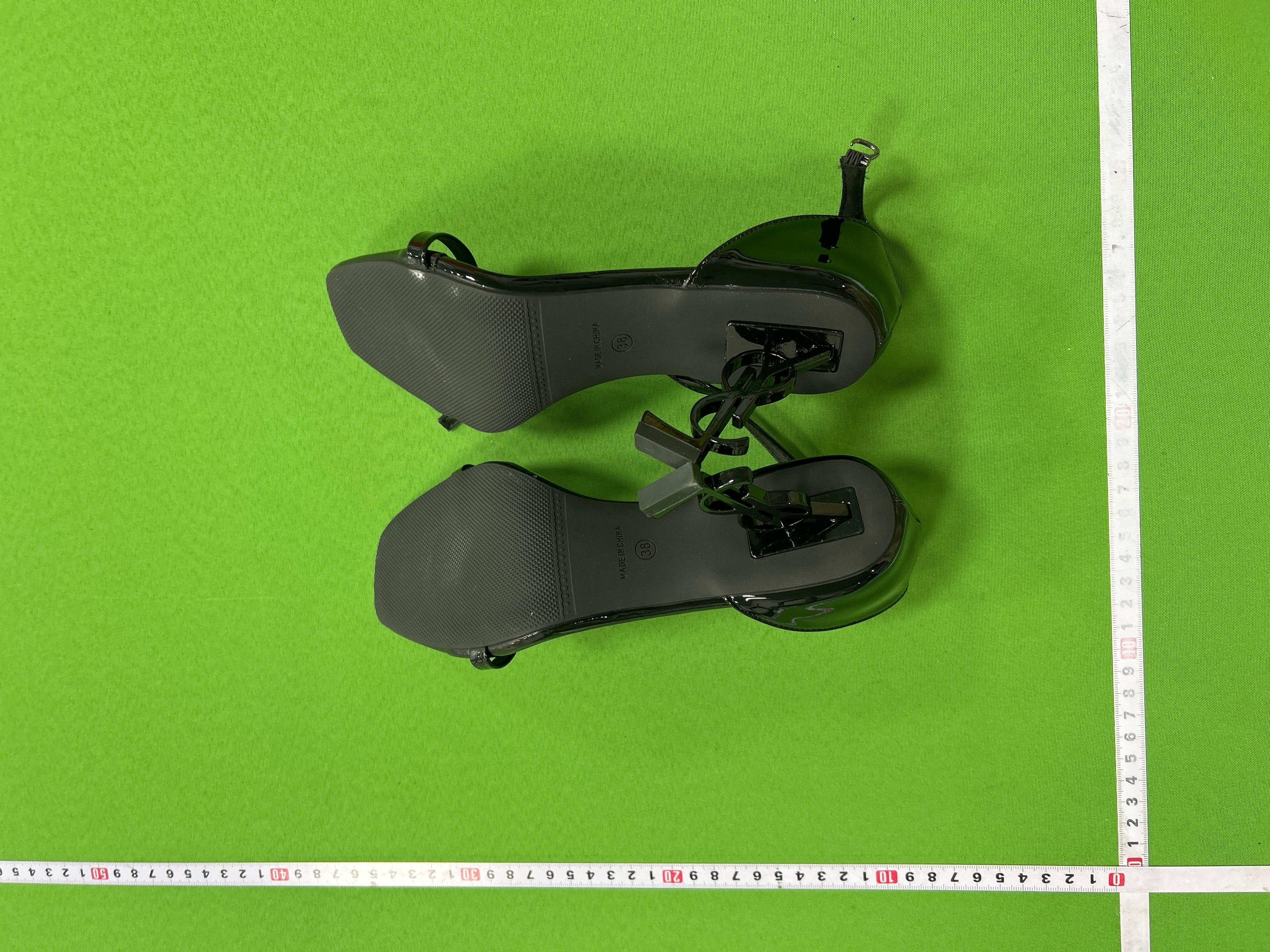 Foto QC 6 de Saint Laurent Opyum Patent Leather Monogram Heel Sandals