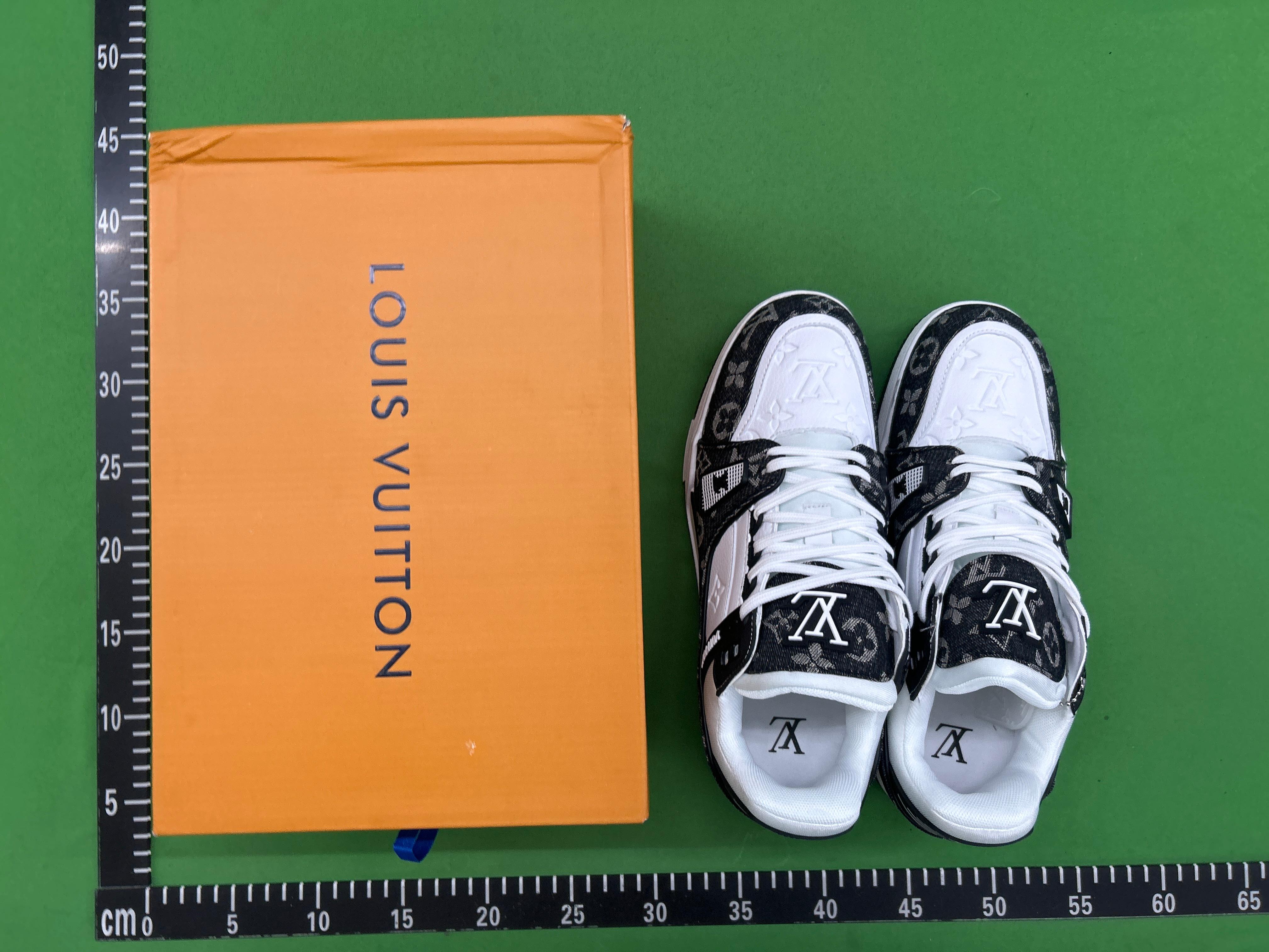 Foto QC 3 de Louis Vuitton Arch Light Grey White 1A43K1
