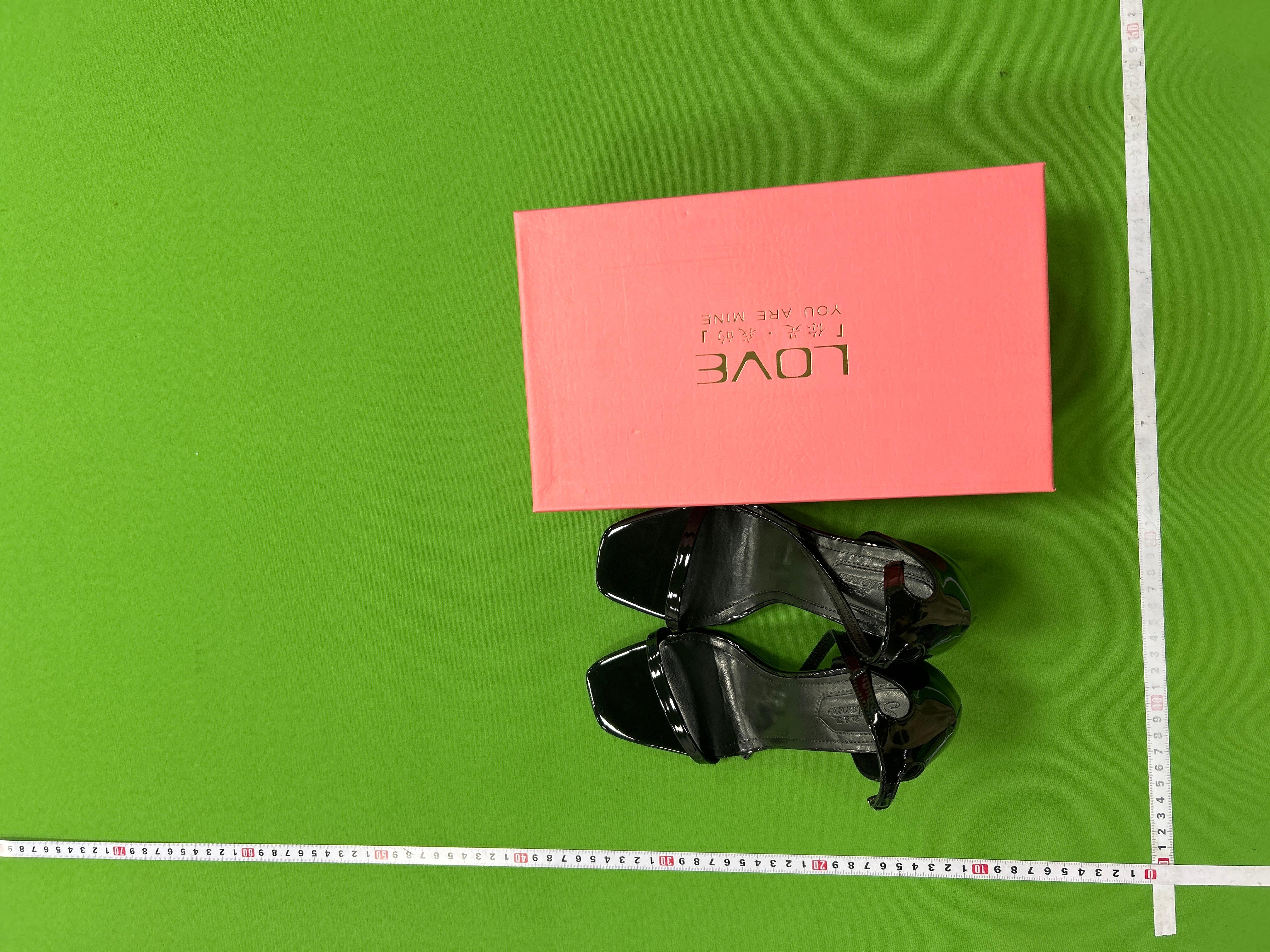 Foto QC 1 de Saint Laurent Opyum Patent Leather Monogram Heel Sandals