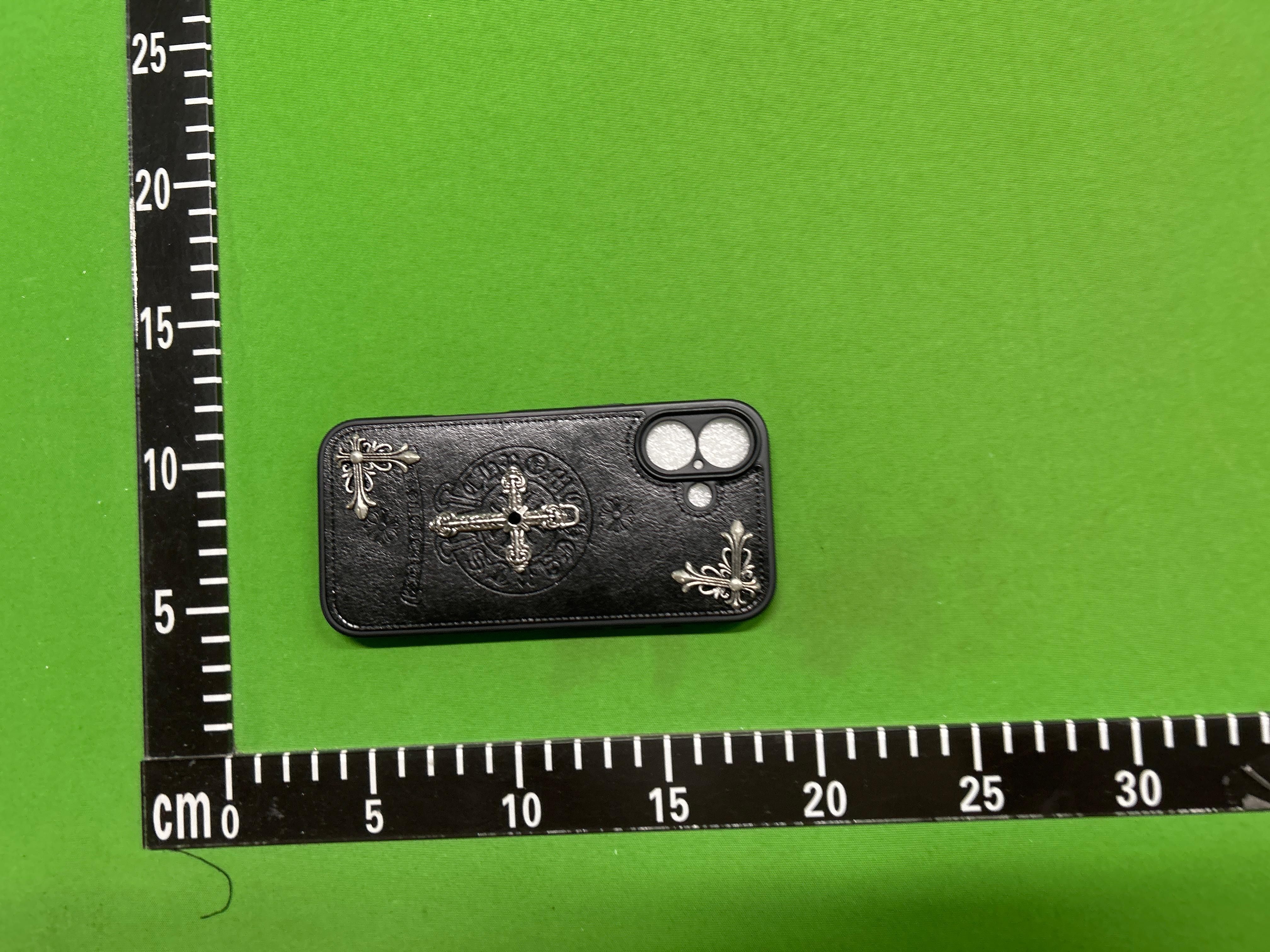 Foto QC 2 de Chrome Hearts Leather Cross Case for iPhone 15 Pro Max Black