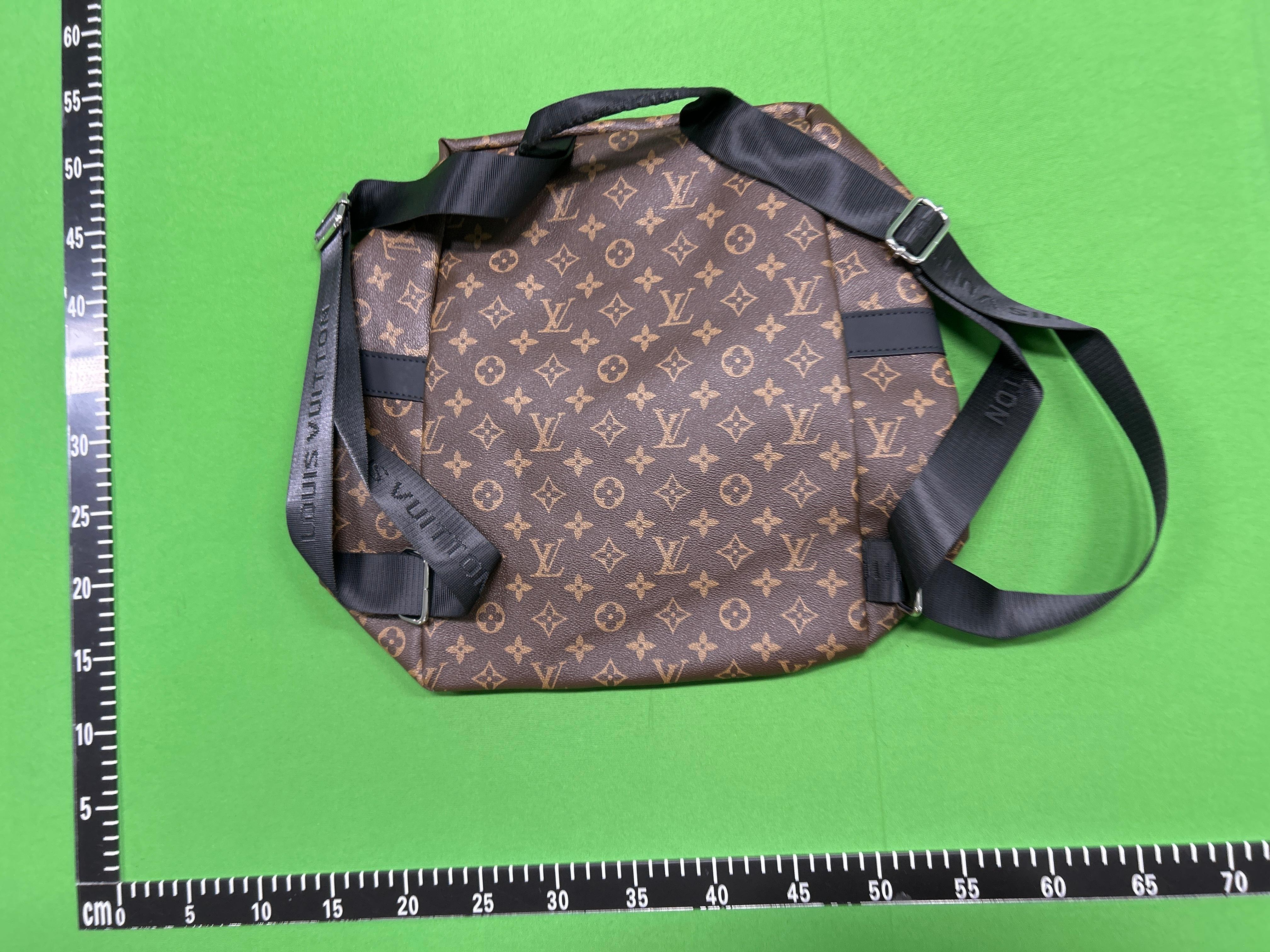 Foto QC 2 de Louis Vuitton Discovery Backpack 30 Monogram Eclipse