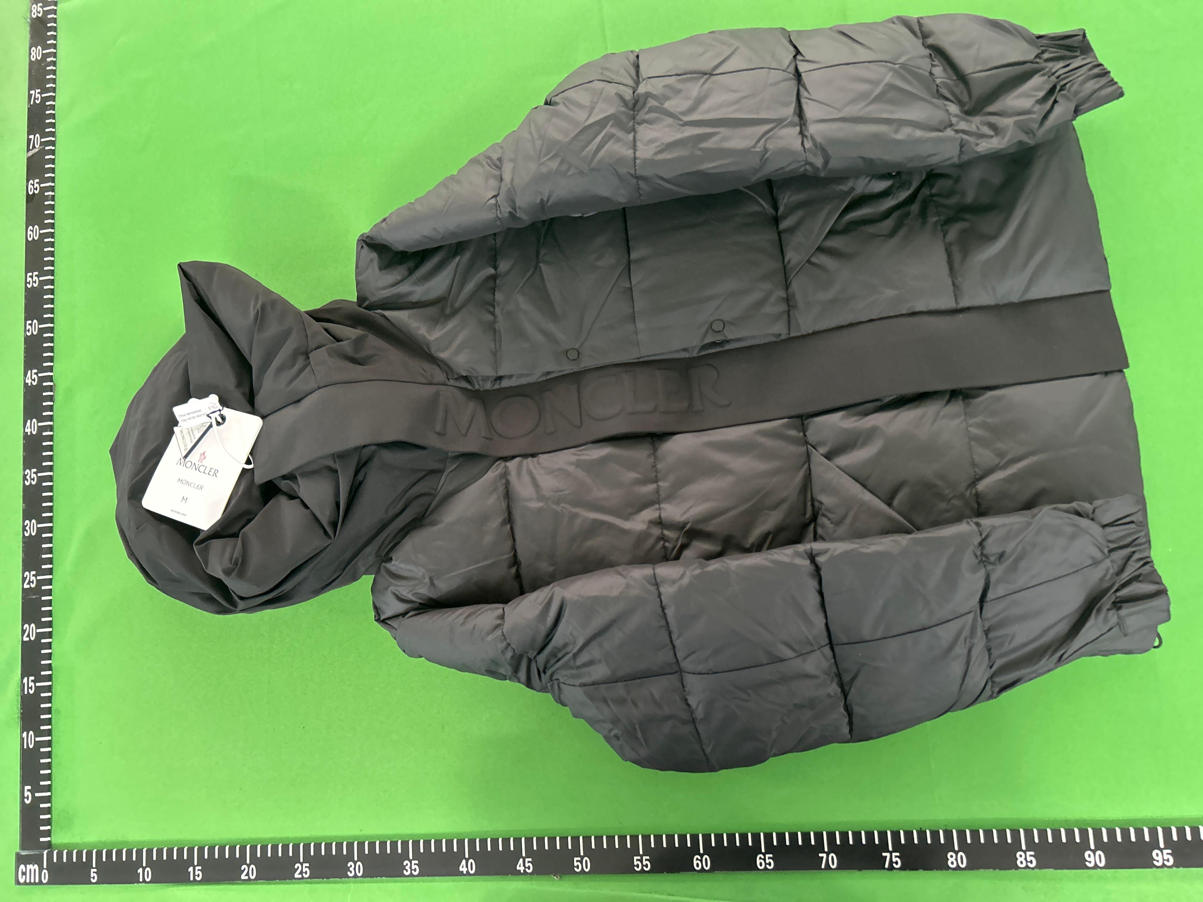 Foto QC 3 de Moncler Puffer Jacket Fur Trimmed Hood Black