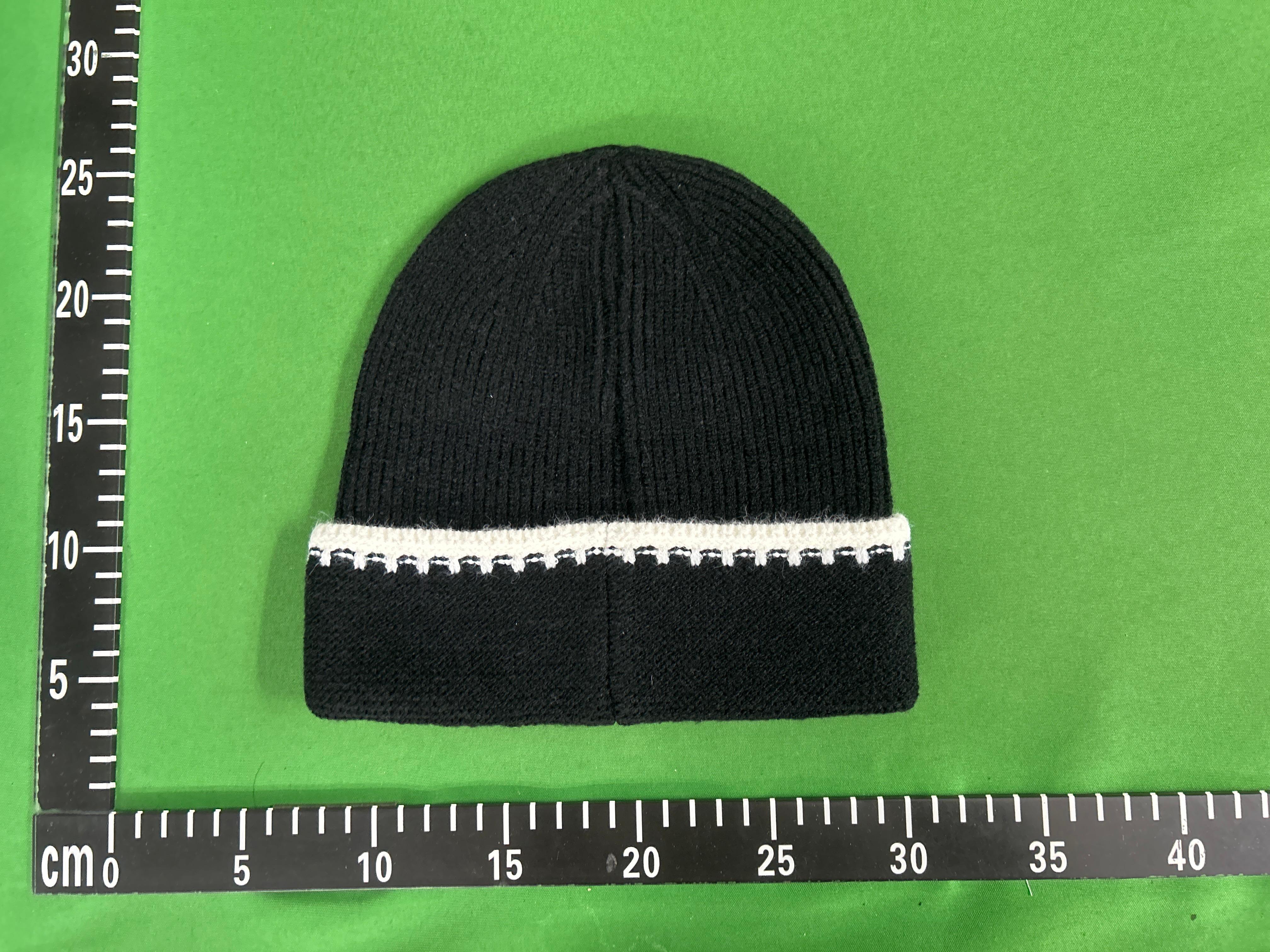 Foto QC 4 de Chanel Logo Beanie Black White