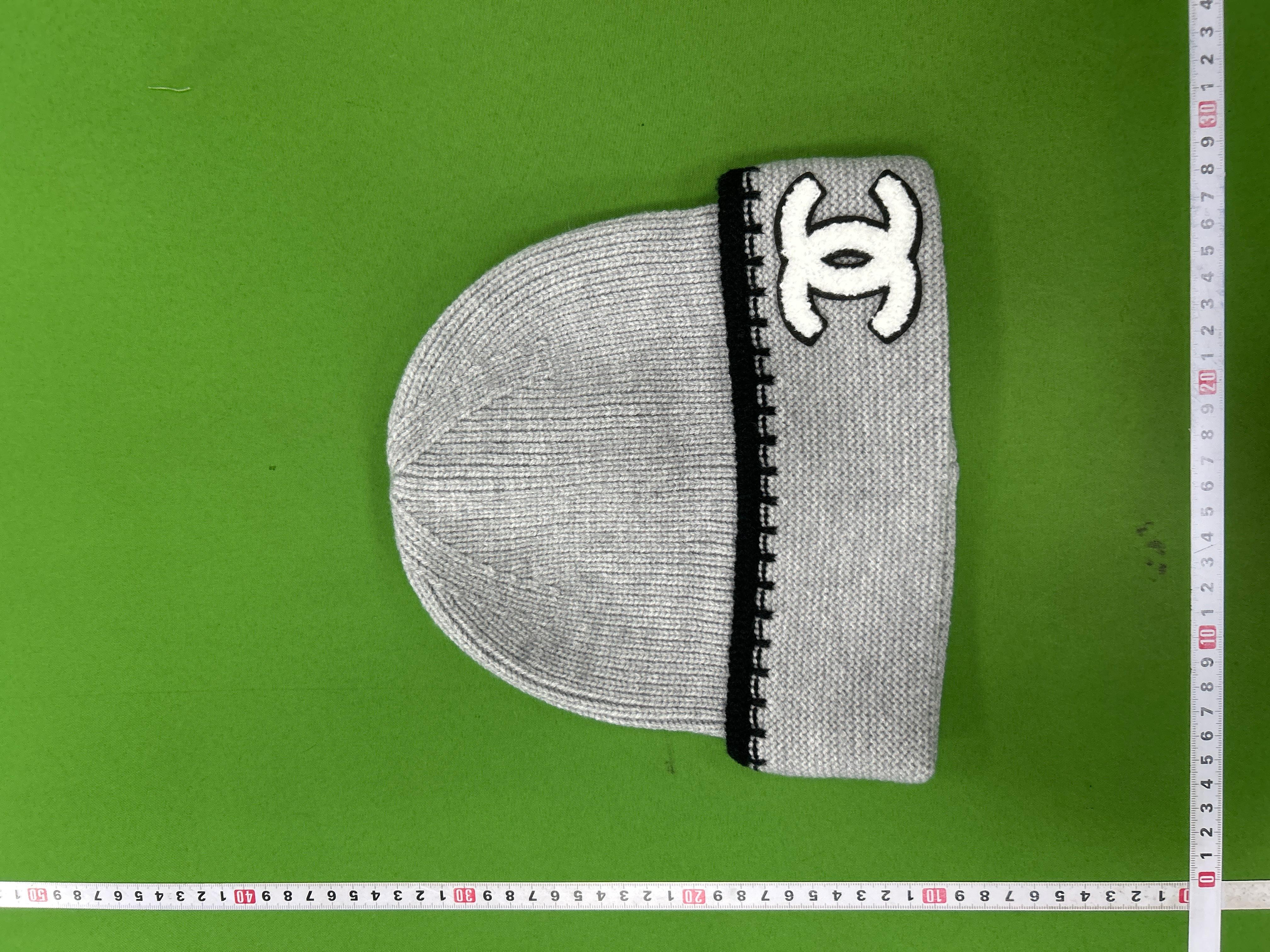Foto QC 7 de Chanel Logo Beanie Black White