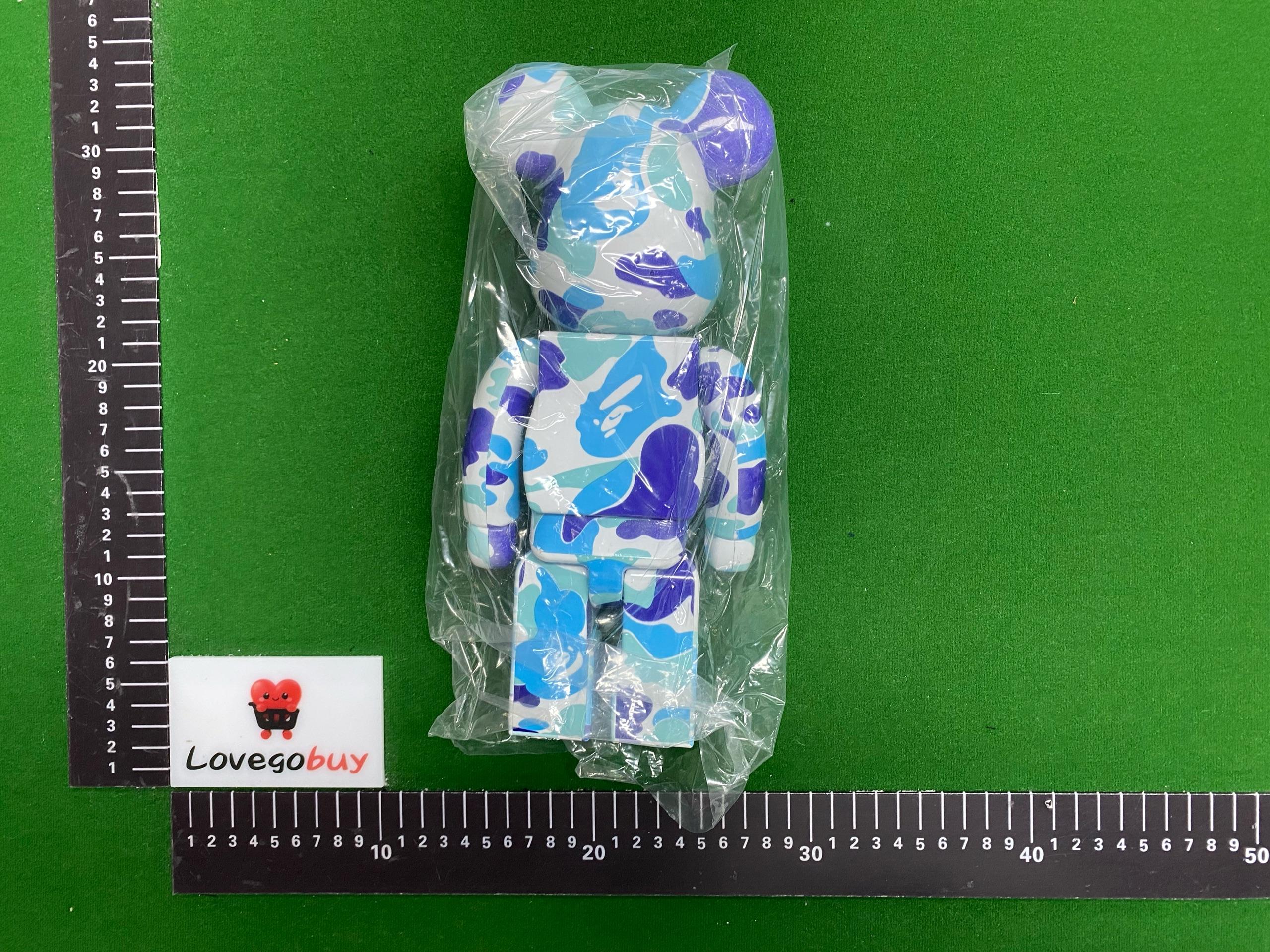Foto QC 2 de Medicom Toy BE@RBRICK A Bathing Ape (BAPE) ABC Camo Blue 400% PVC Figure