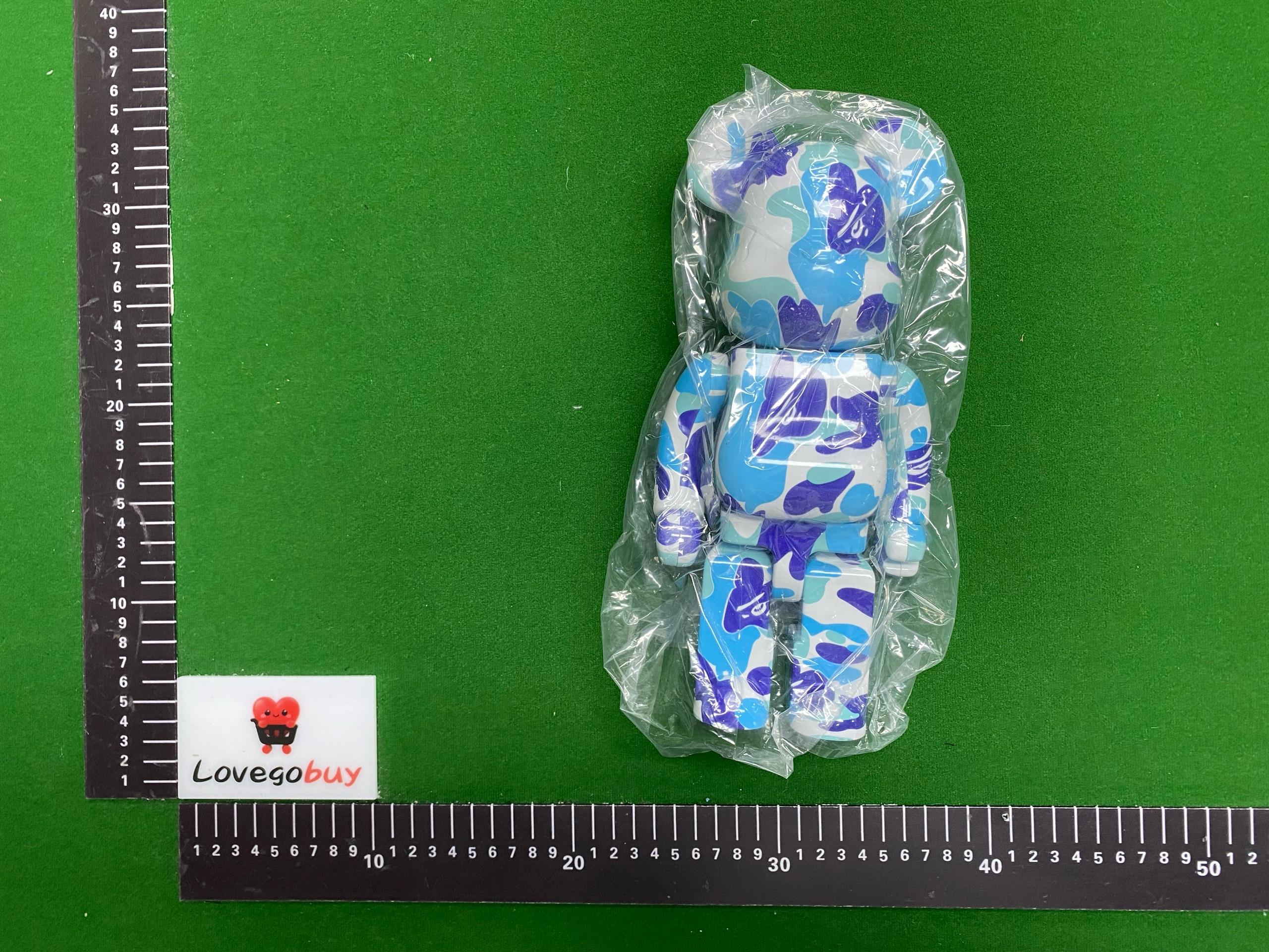 Foto QC 1 de Medicom Toy BE@RBRICK A Bathing Ape (BAPE) ABC Camo Blue 400% PVC Figure