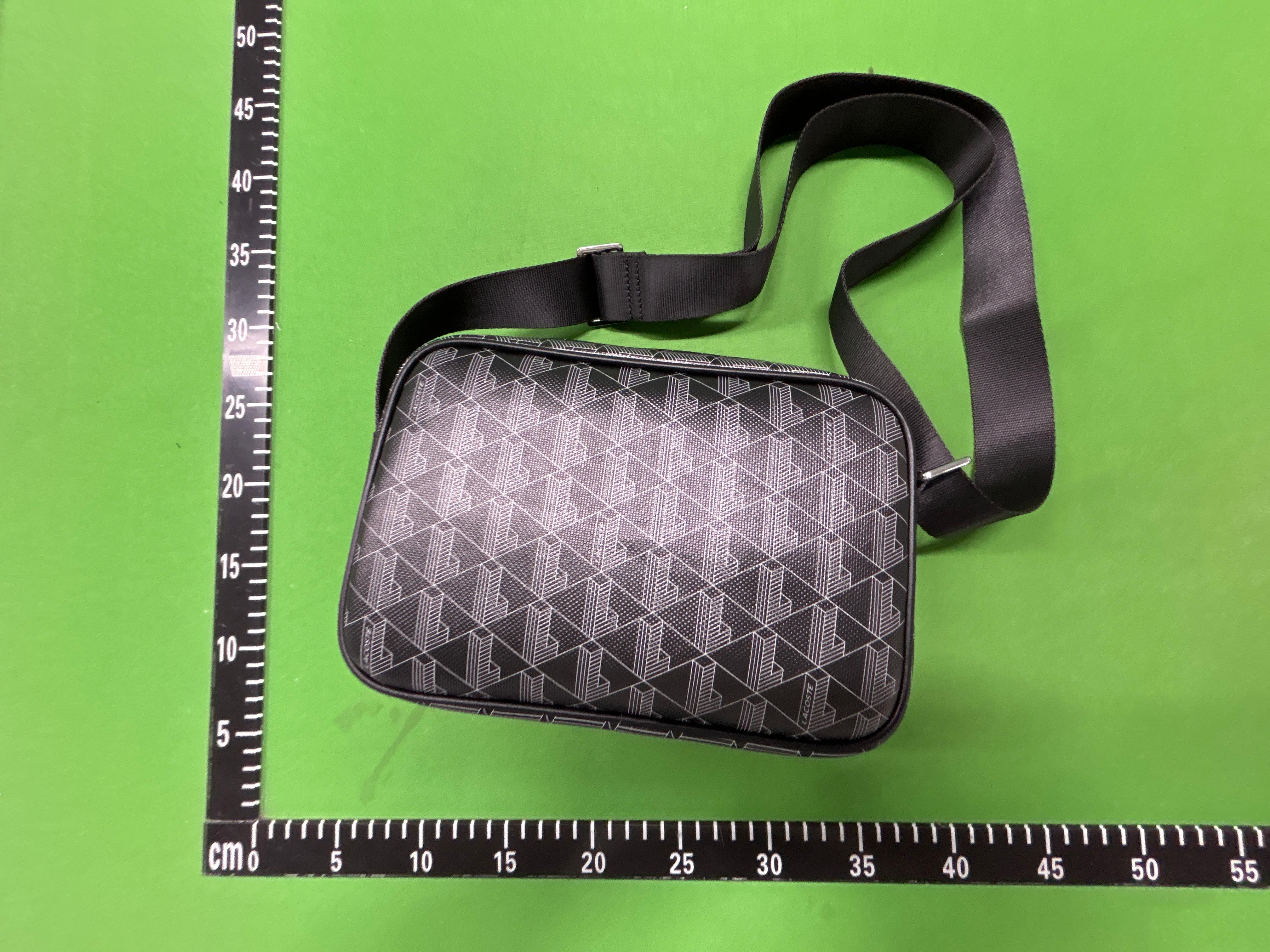 Foto QC 4 de Lacoste The Blend Monogram Crossbody Bag Small Black