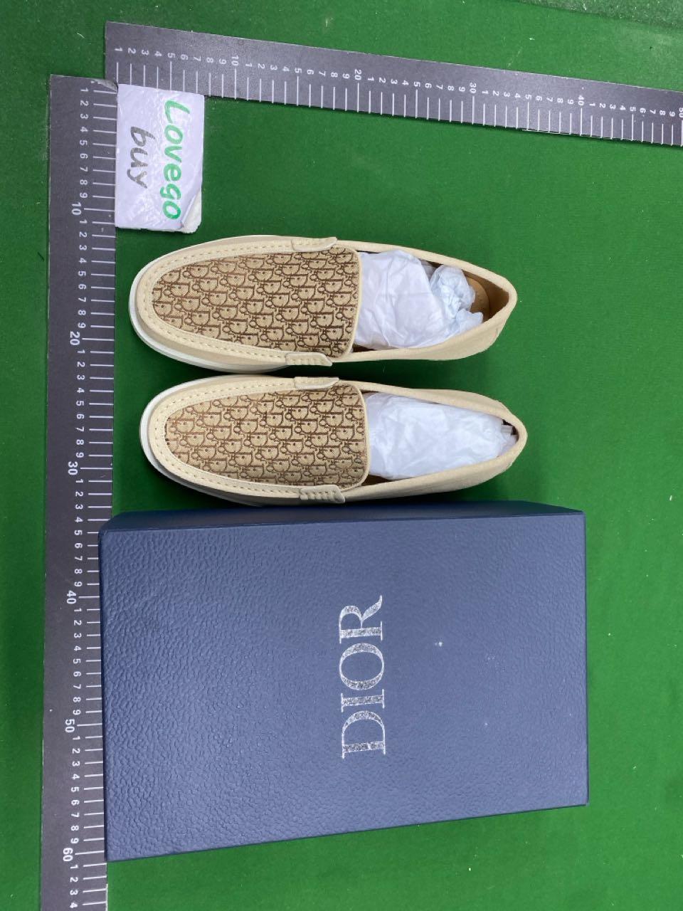 Foto QC 2 de Dior Loafers Suede Logo Plaque Beige