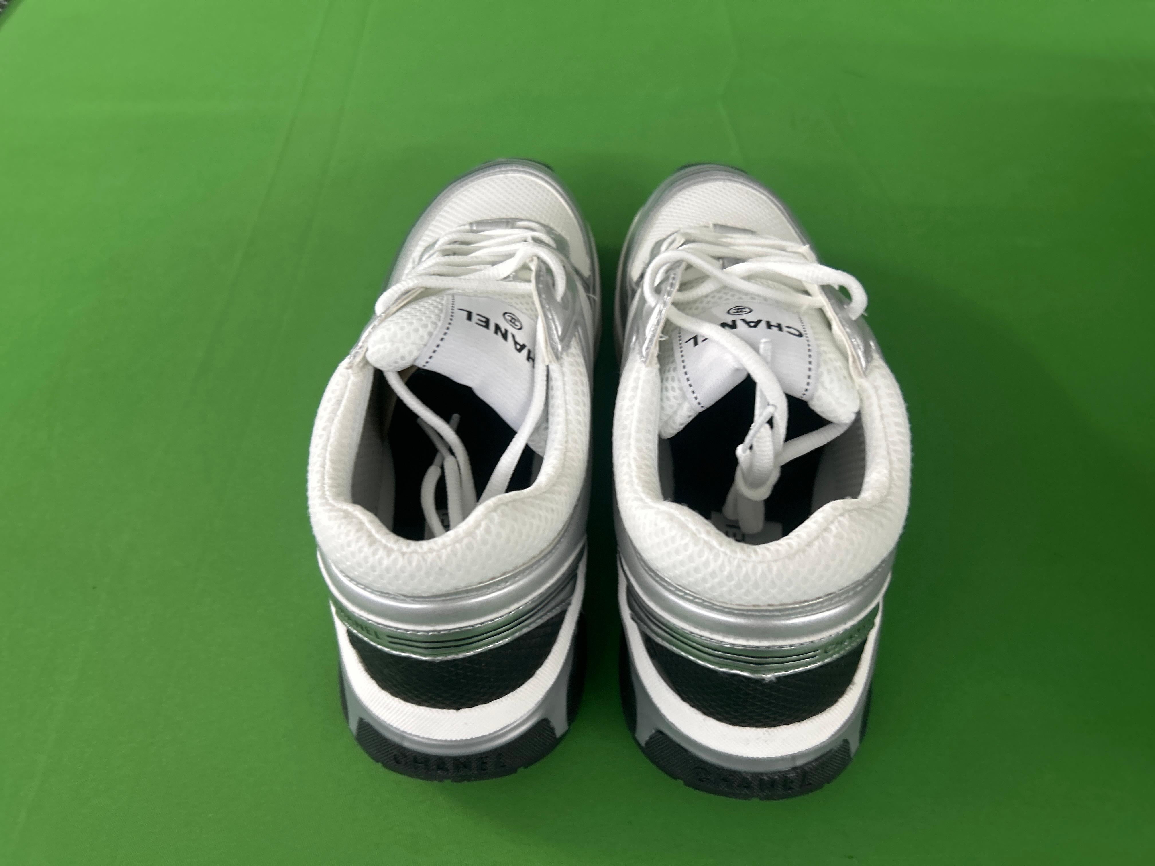 Foto QC 3 de Chanel Sneakers Leather Metallic CC Logo Burgundy G45077