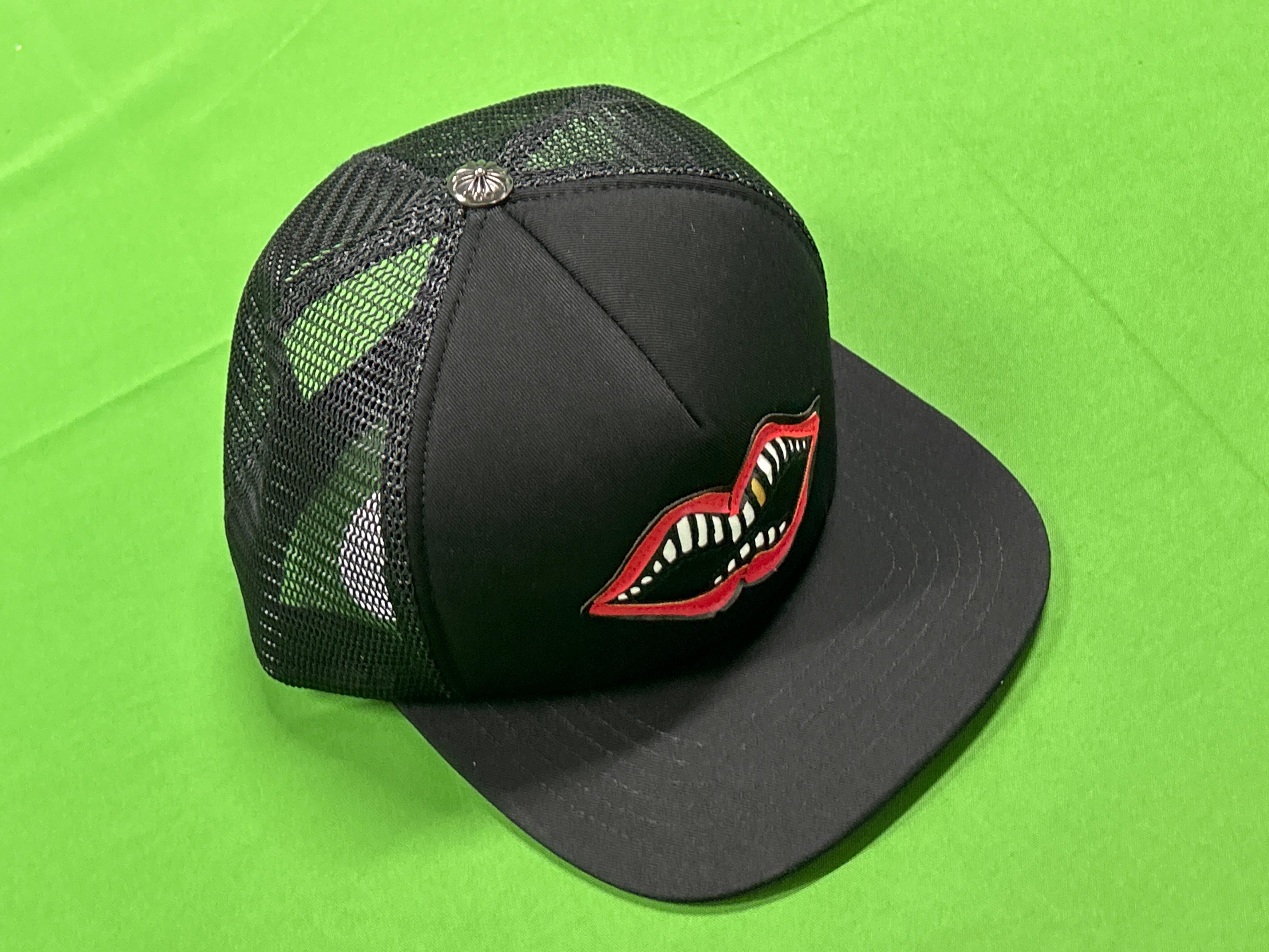 Foto QC 6 de Chrome Hearts Cemetery Cross Leather Stitched Trucker Hat Black