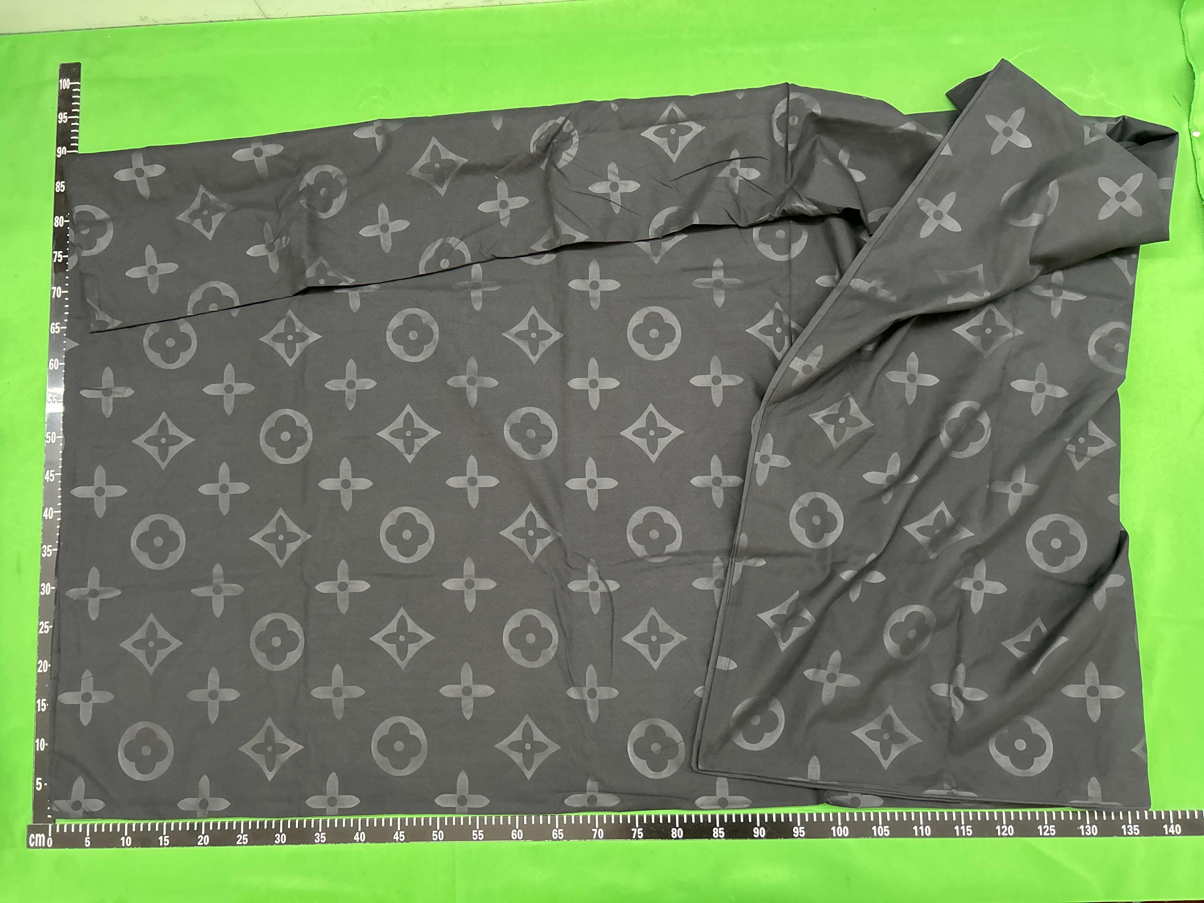 Foto QC 8 de Louis Vuitton Monogram Bedding Set (Set of 4) Black