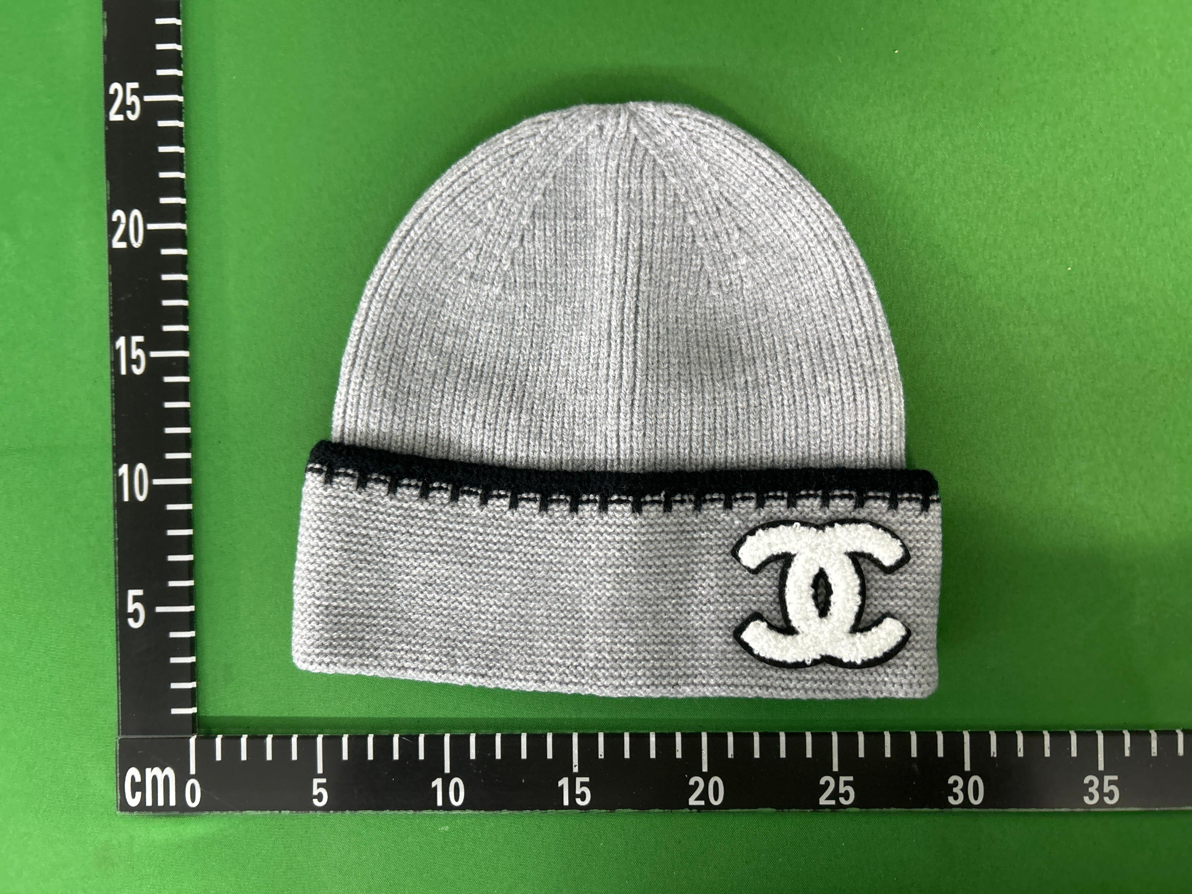 Foto QC 1 de Chanel Logo Beanie Black White