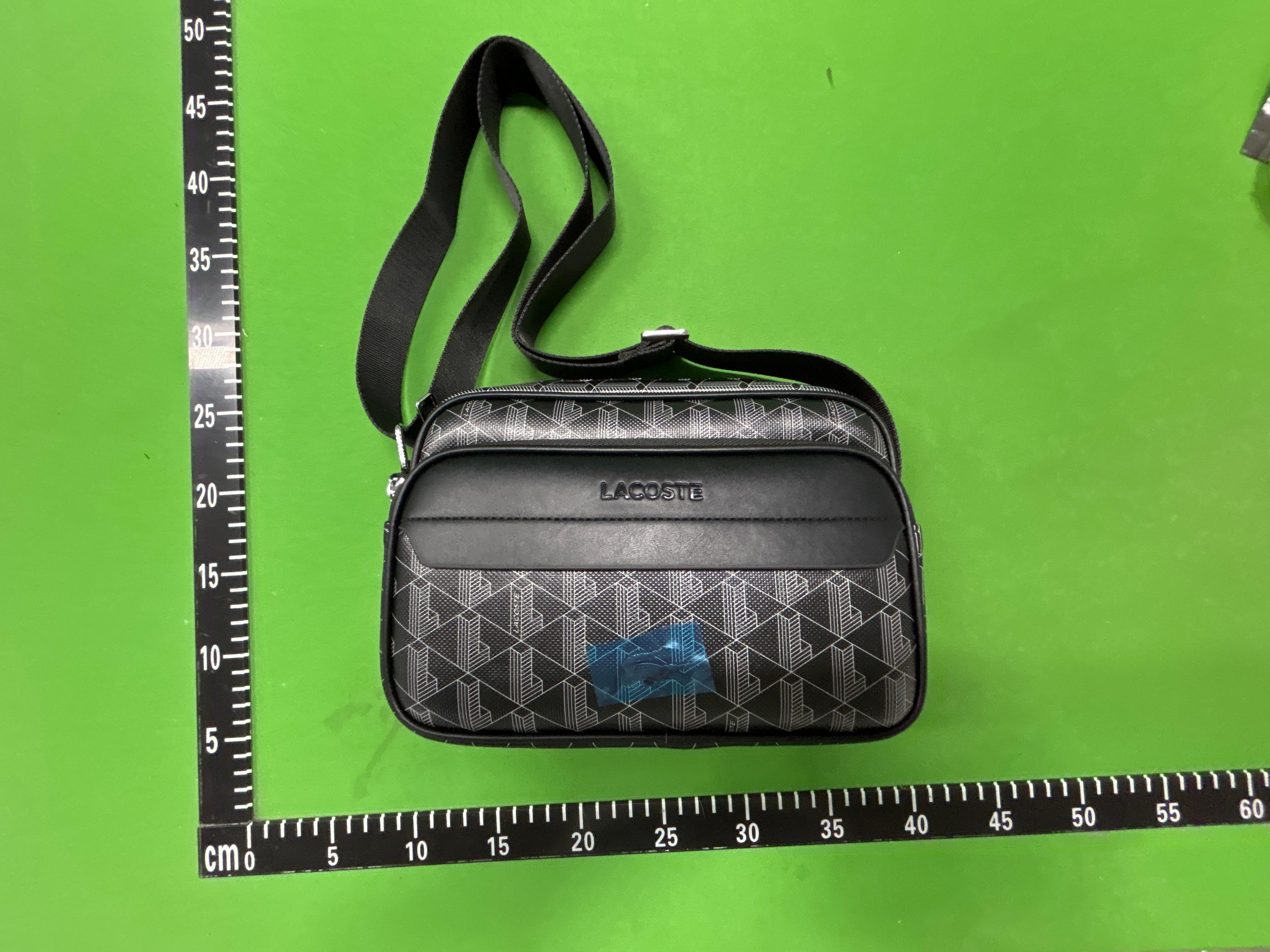 Foto QC 3 de Lacoste The Blend Monogram Crossbody Bag Small Black