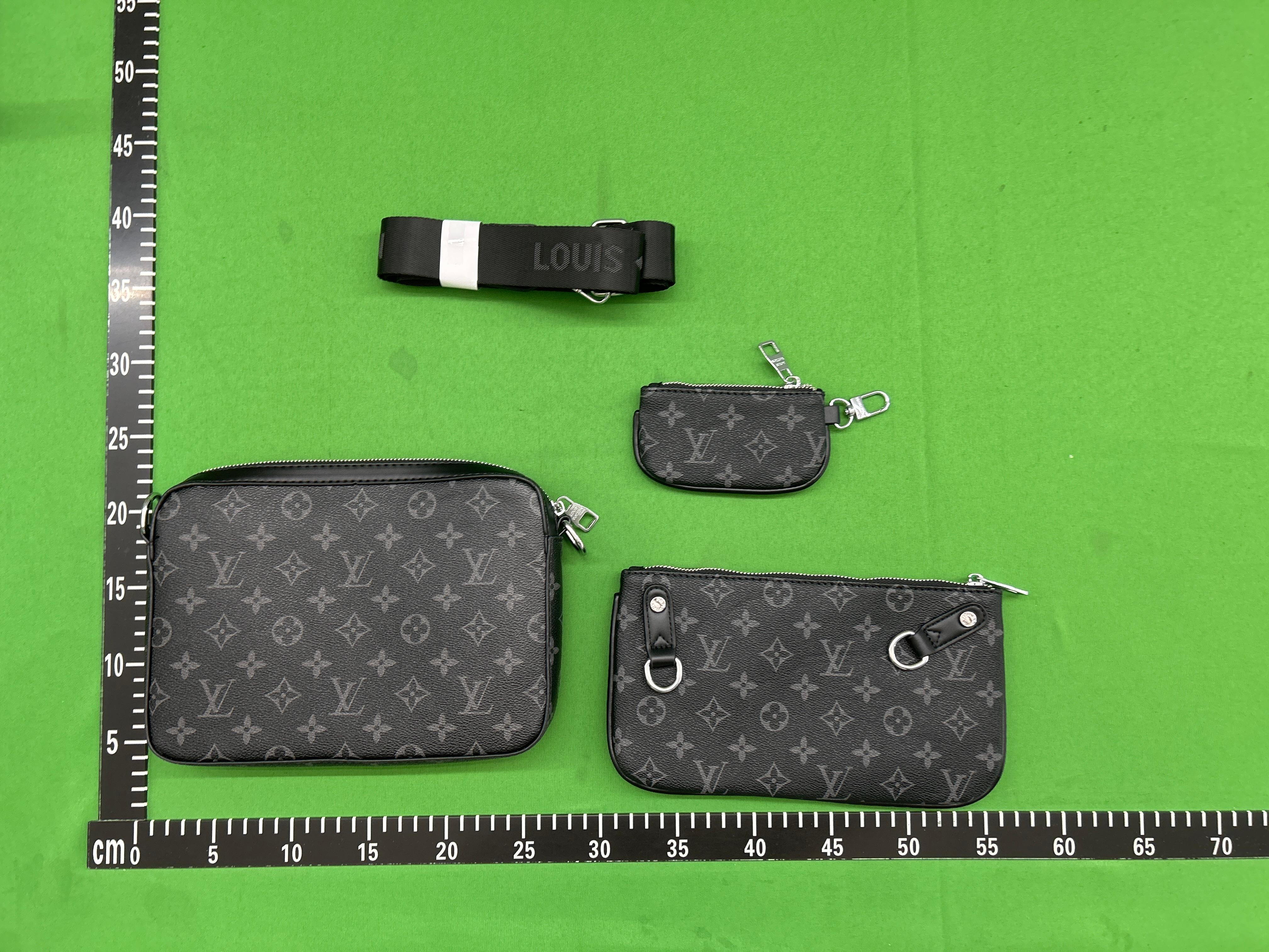 Foto QC 4 de Louis Vuitton Trio Messenger Monogram Eclipse Reverse