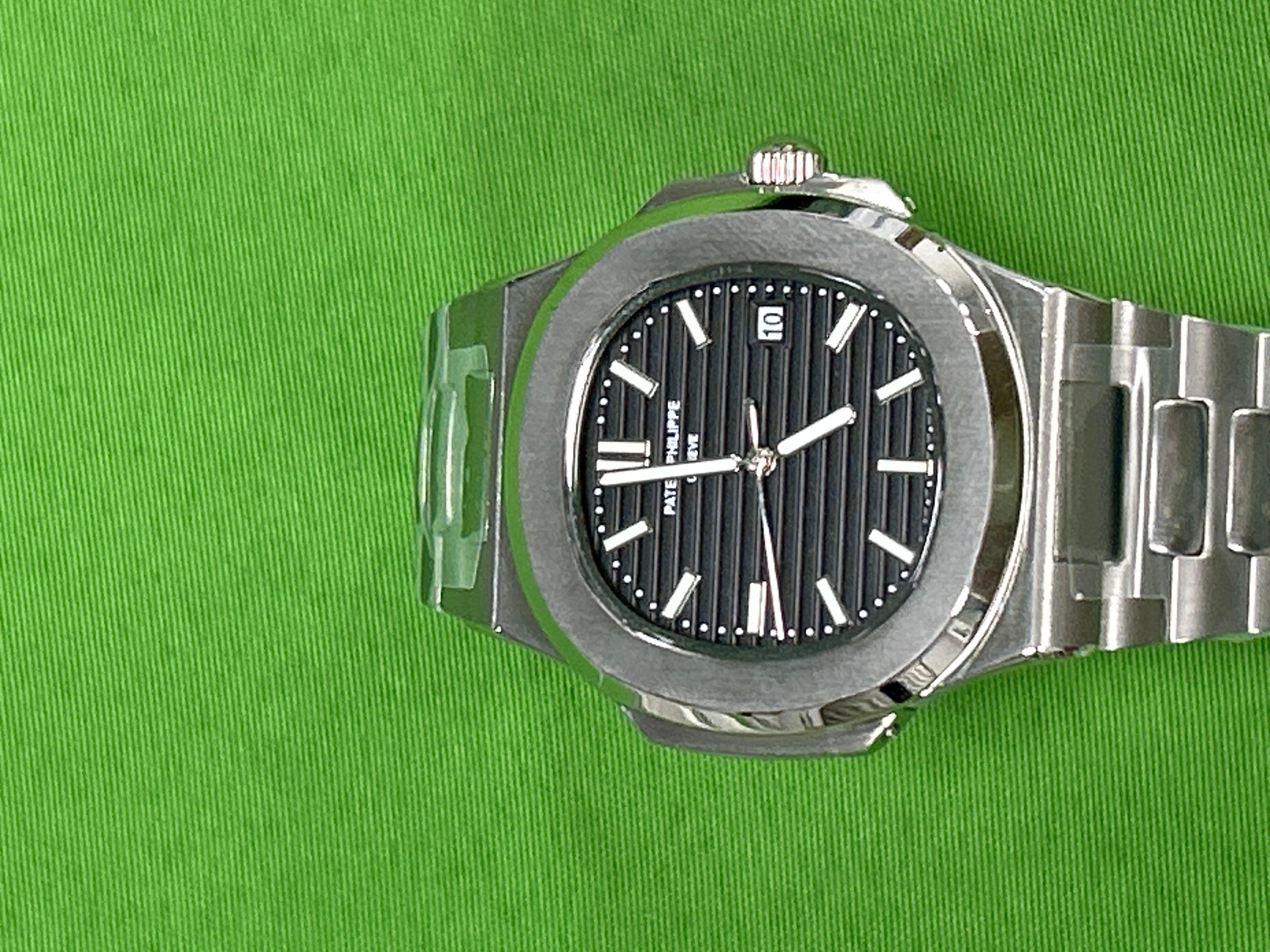 Foto QC 4 de Patek Philippe x Tiffany & Co. Nautilus Red Dial 5711/1A