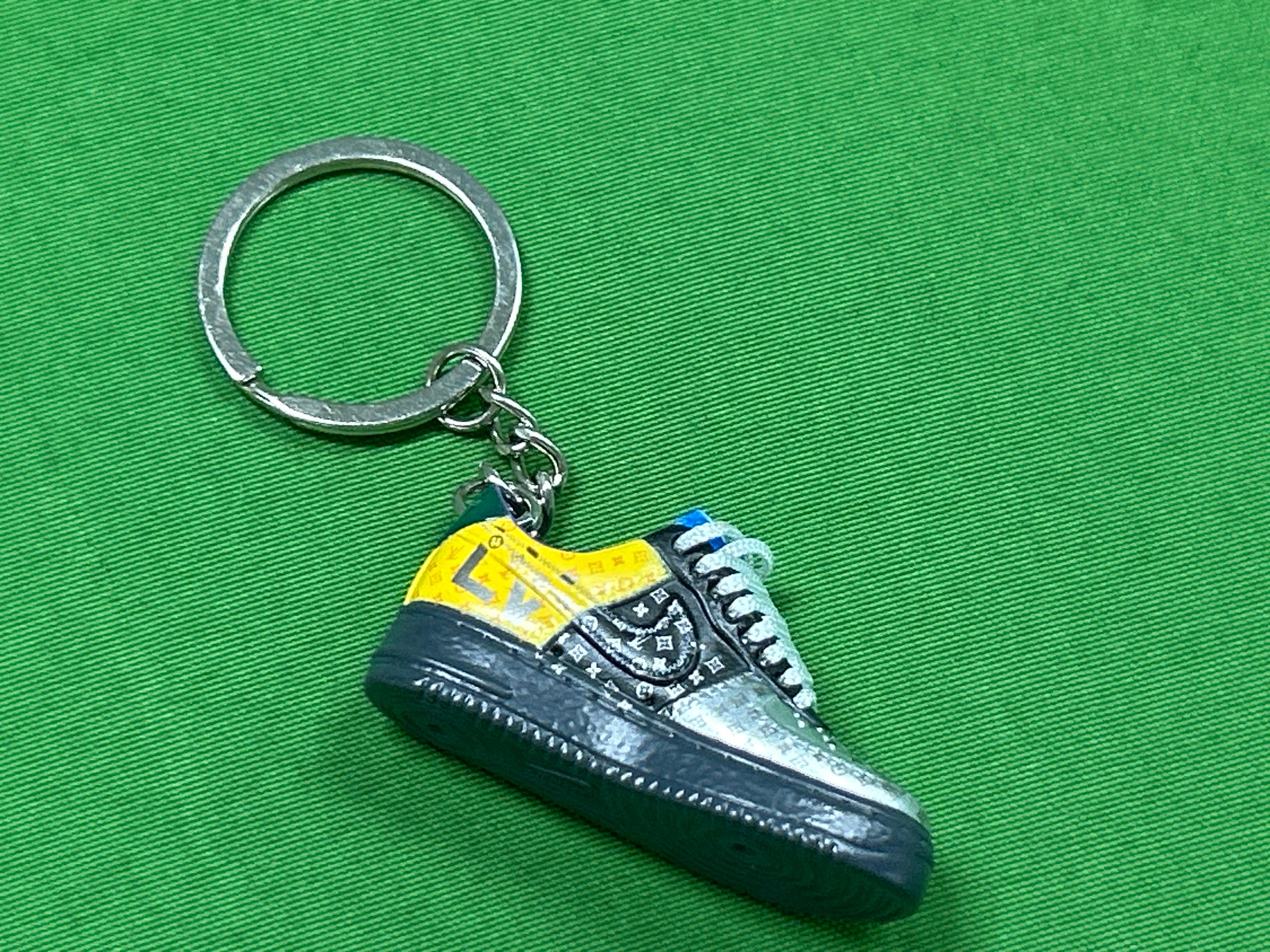Foto QC 3 de Louis Vuitton Air Force 1 Key Holder And Bag Charm White
