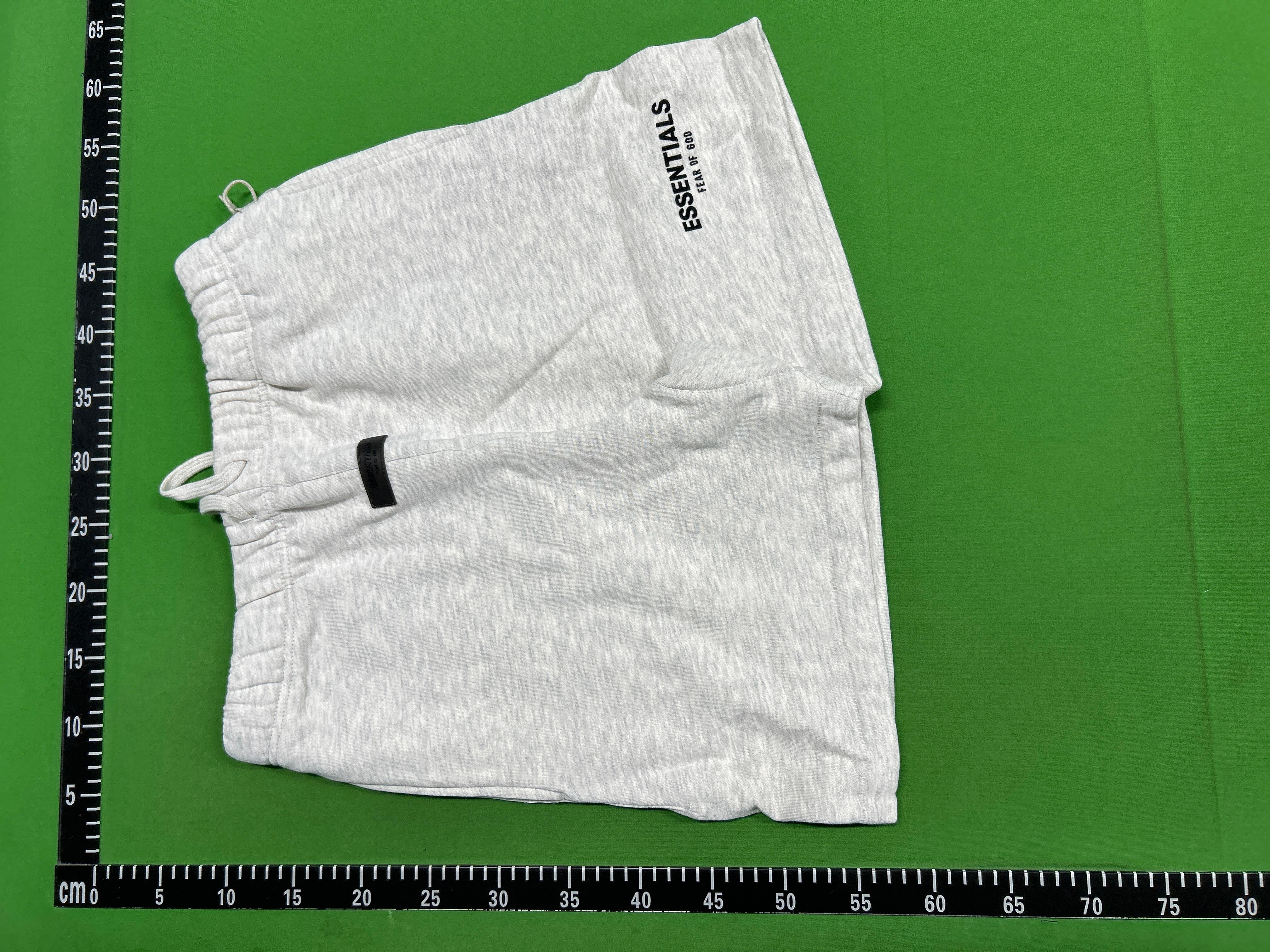 Foto QC 8 de Fear of God Essentials Sweat Shorts Flocked Logo Black