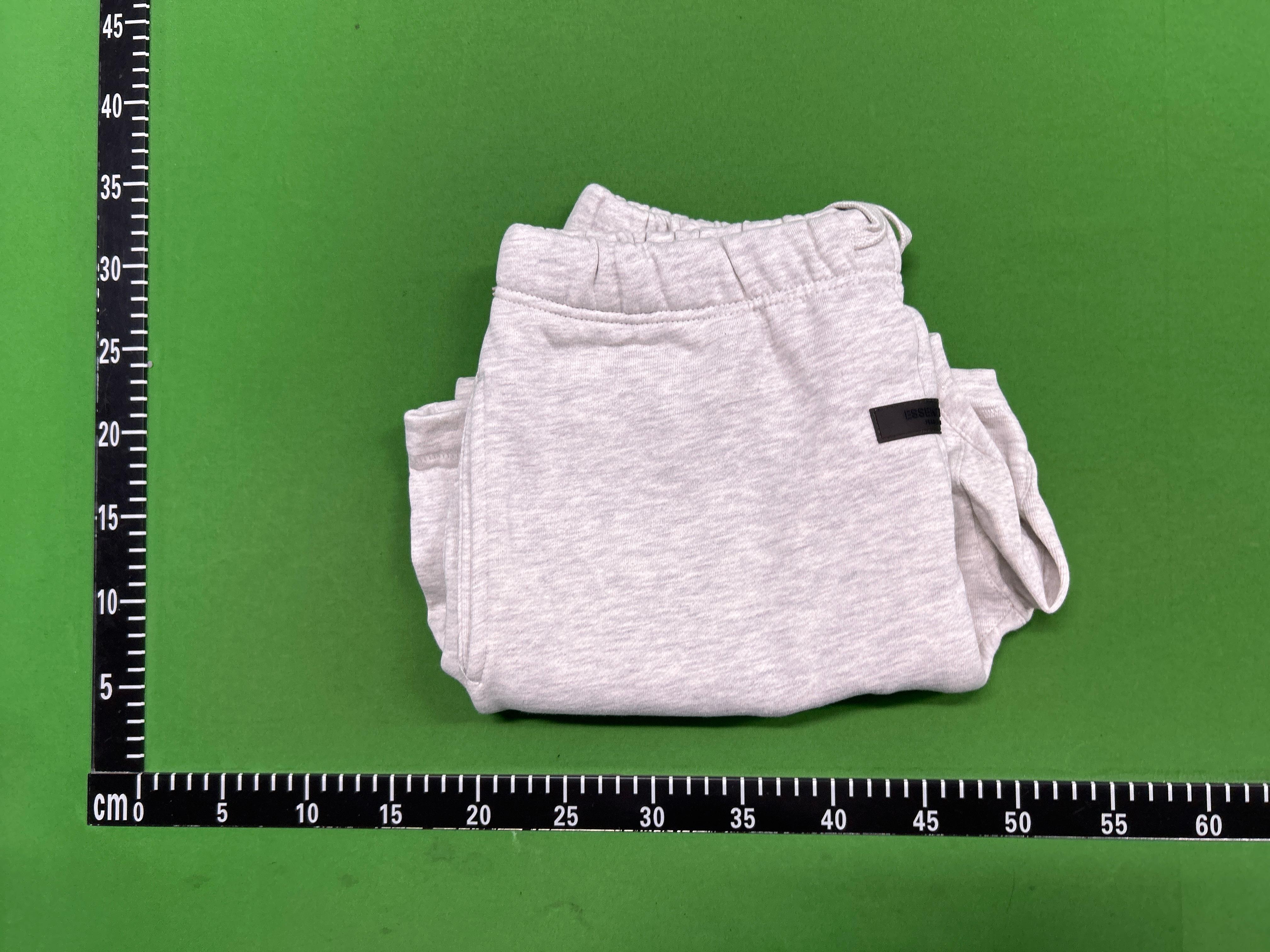 Foto QC 7 de Fear of God Essentials Sweat Shorts Flocked Logo Black