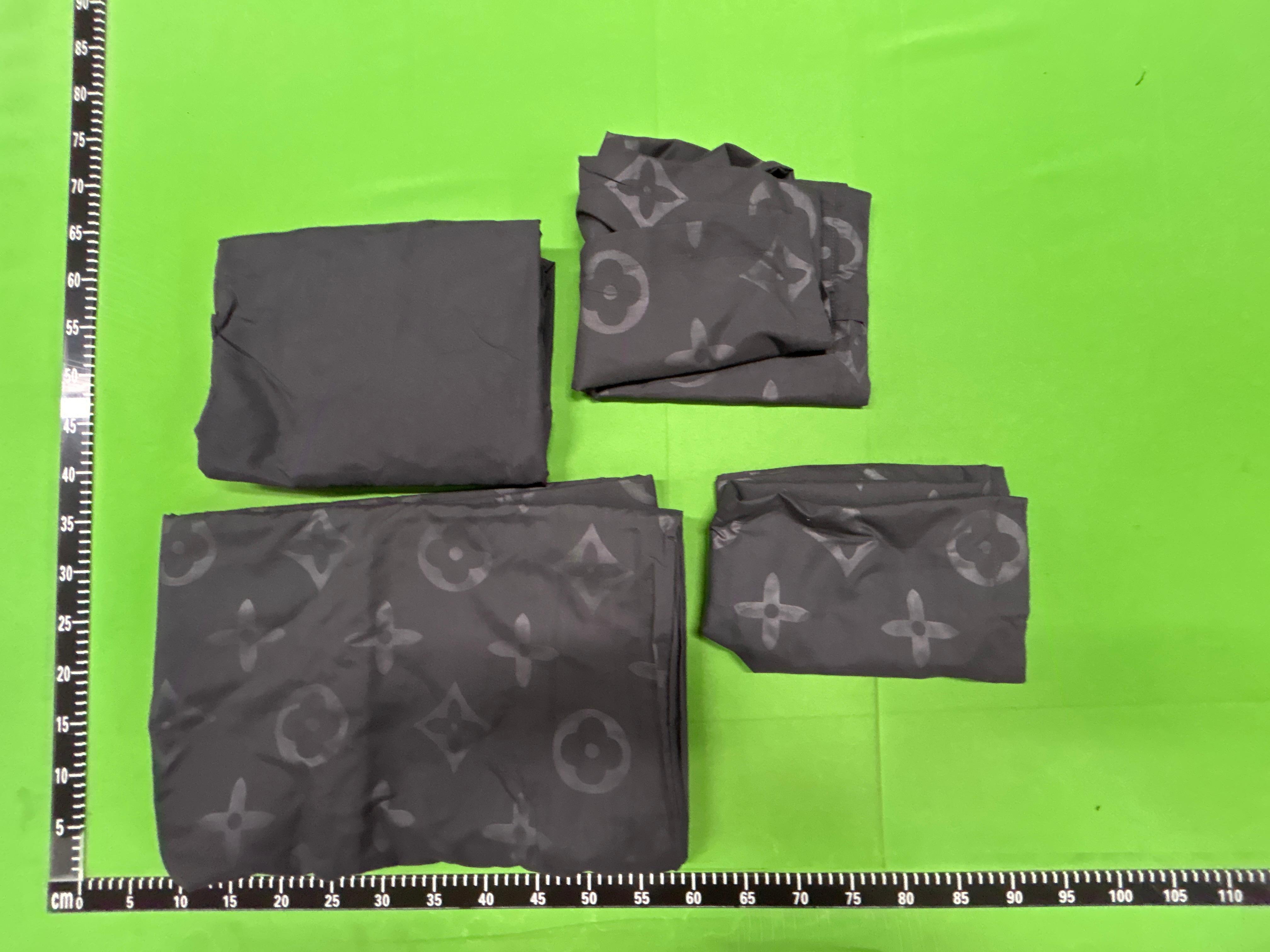 Foto QC 6 de Louis Vuitton Monogram Bedding Set (Set of 4) Black