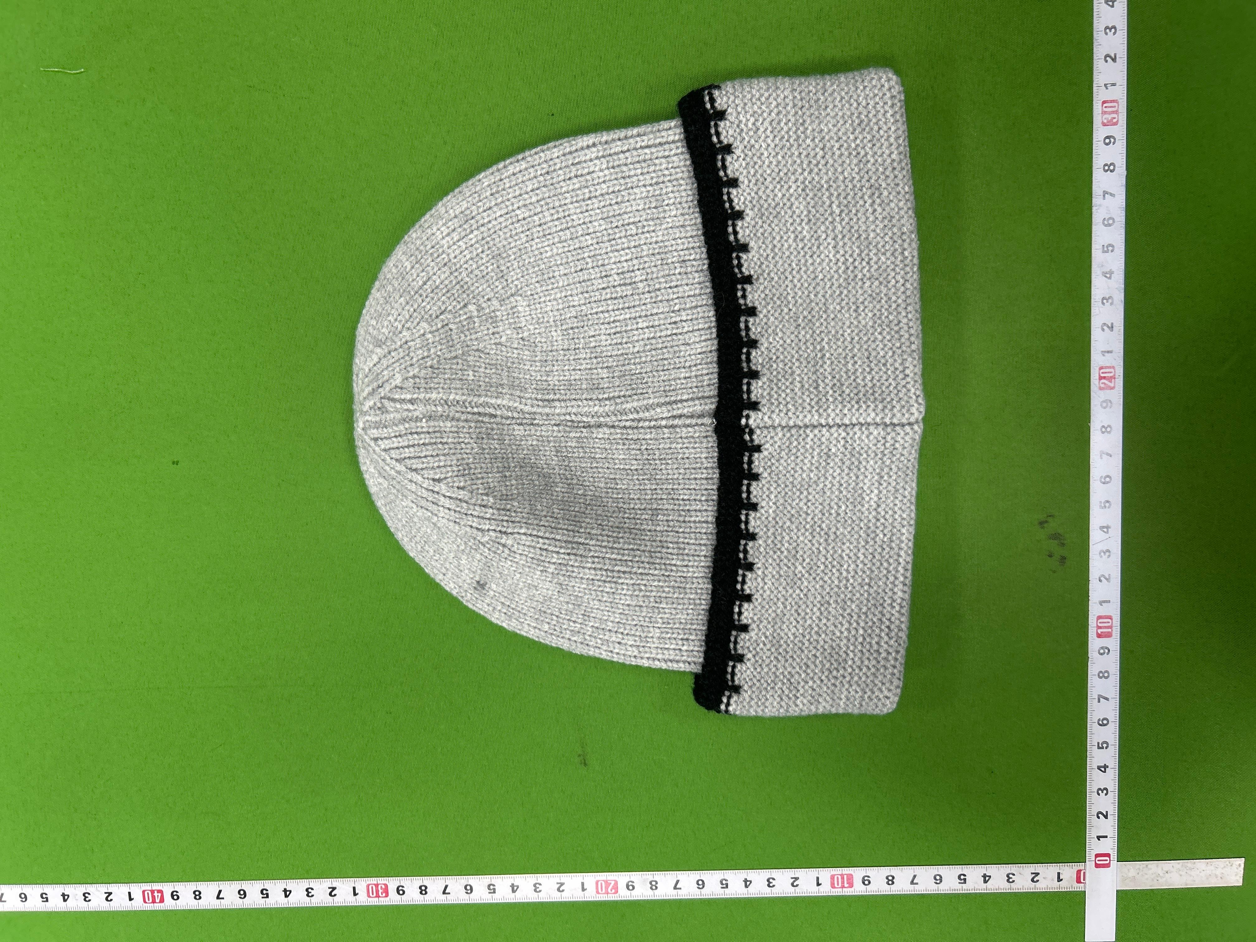 Foto QC 8 de Chanel Logo Beanie Black White