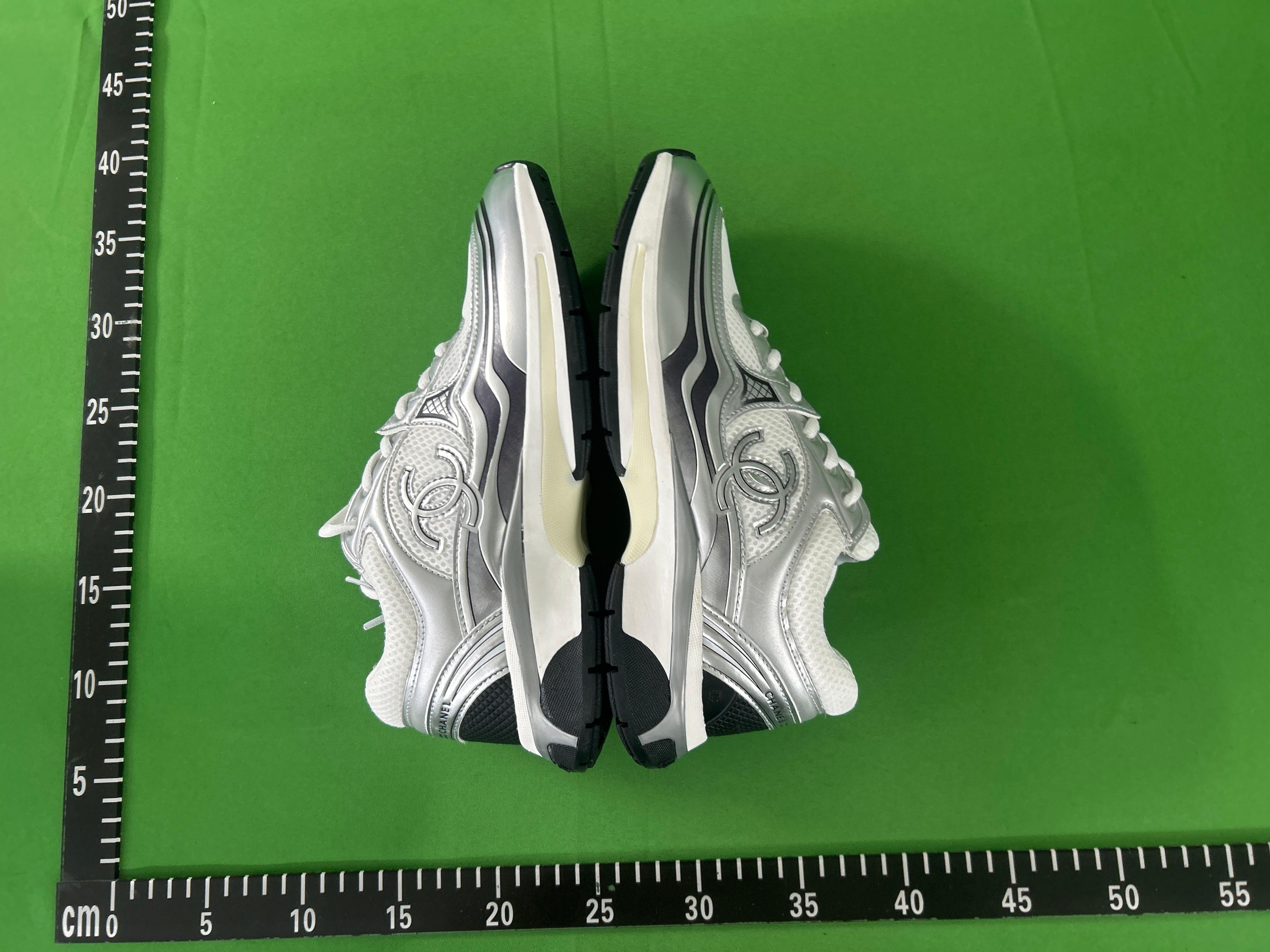Foto QC 5 de Chanel Sneakers Leather Metallic CC Logo Burgundy G45077