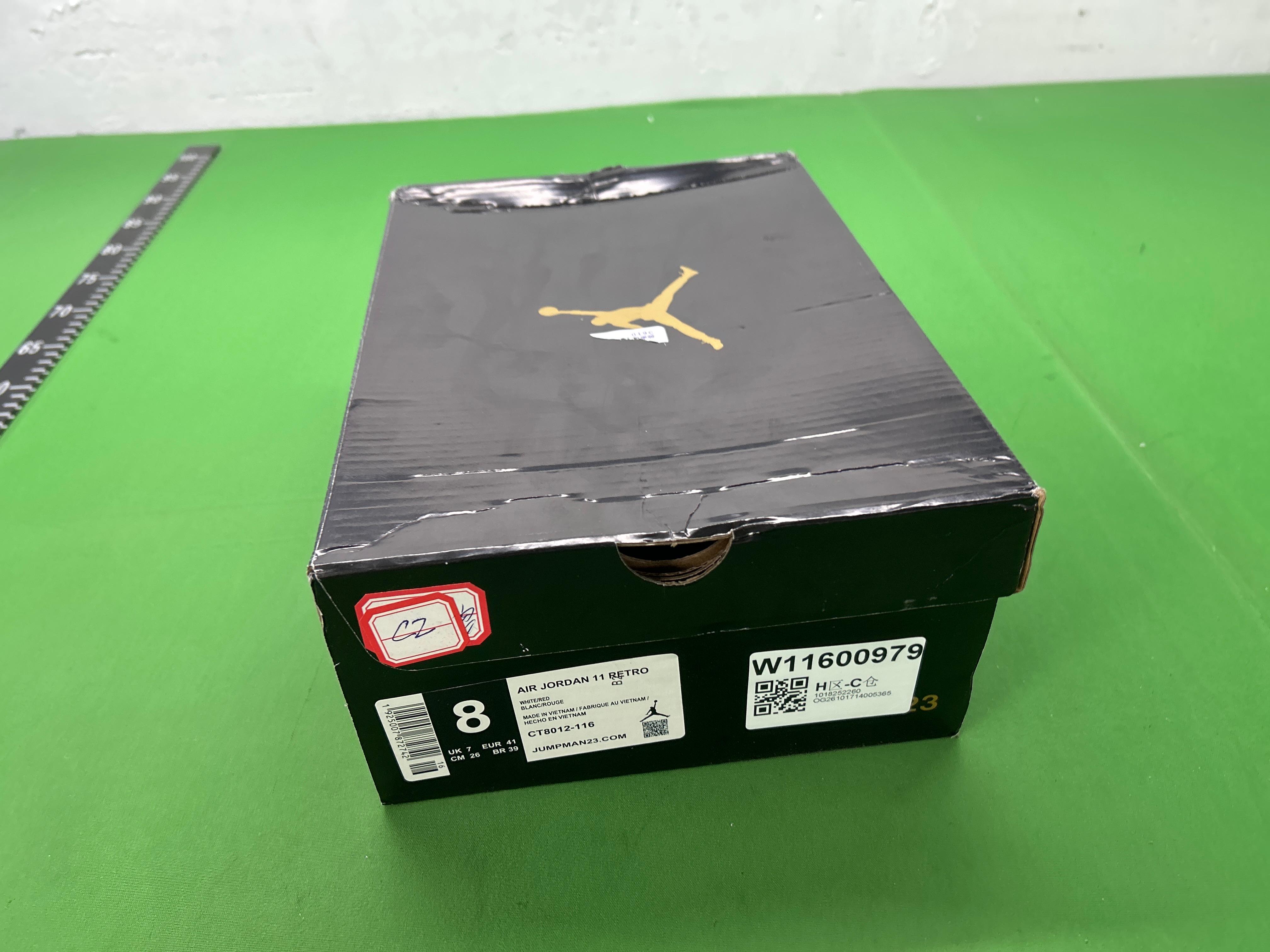 Foto QC 6 de Jordan 11 Retro Cap and Gown 378037-005