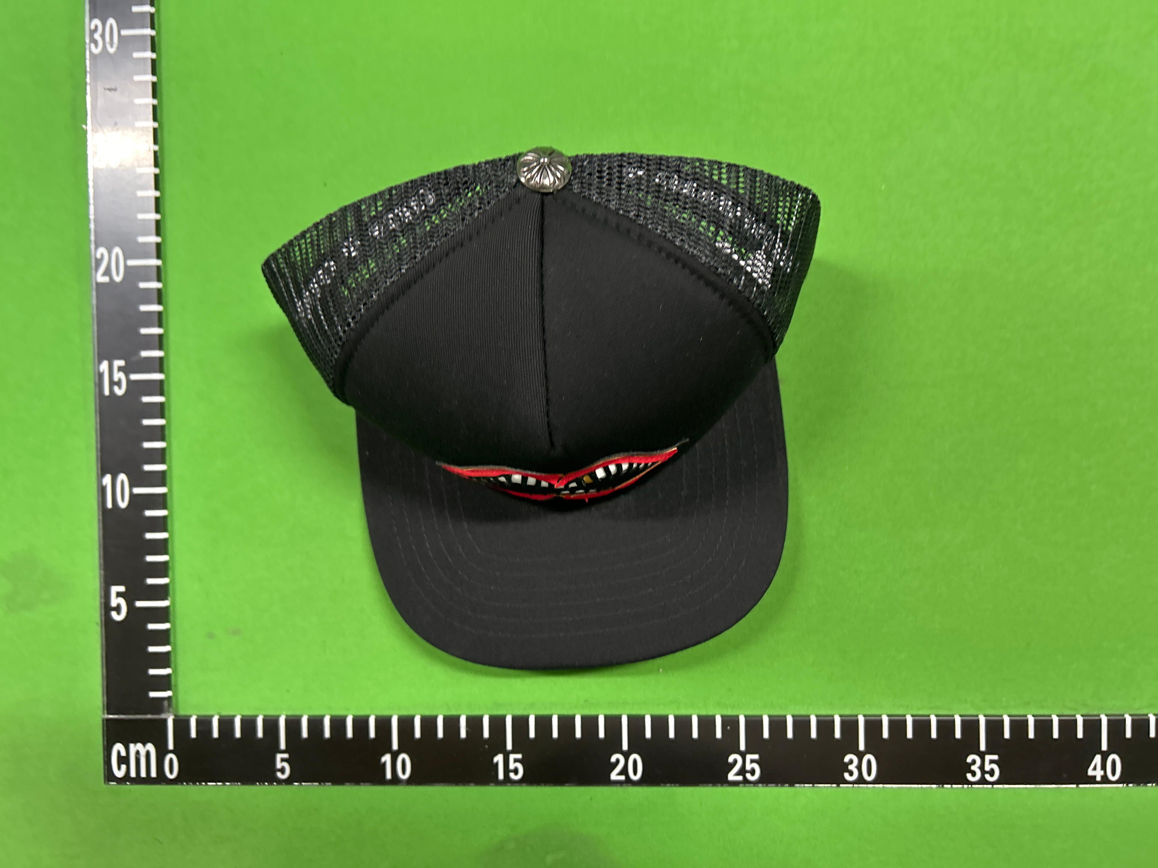Foto QC 4 de Chrome Hearts Cemetery Cross Leather Stitched Trucker Hat Black