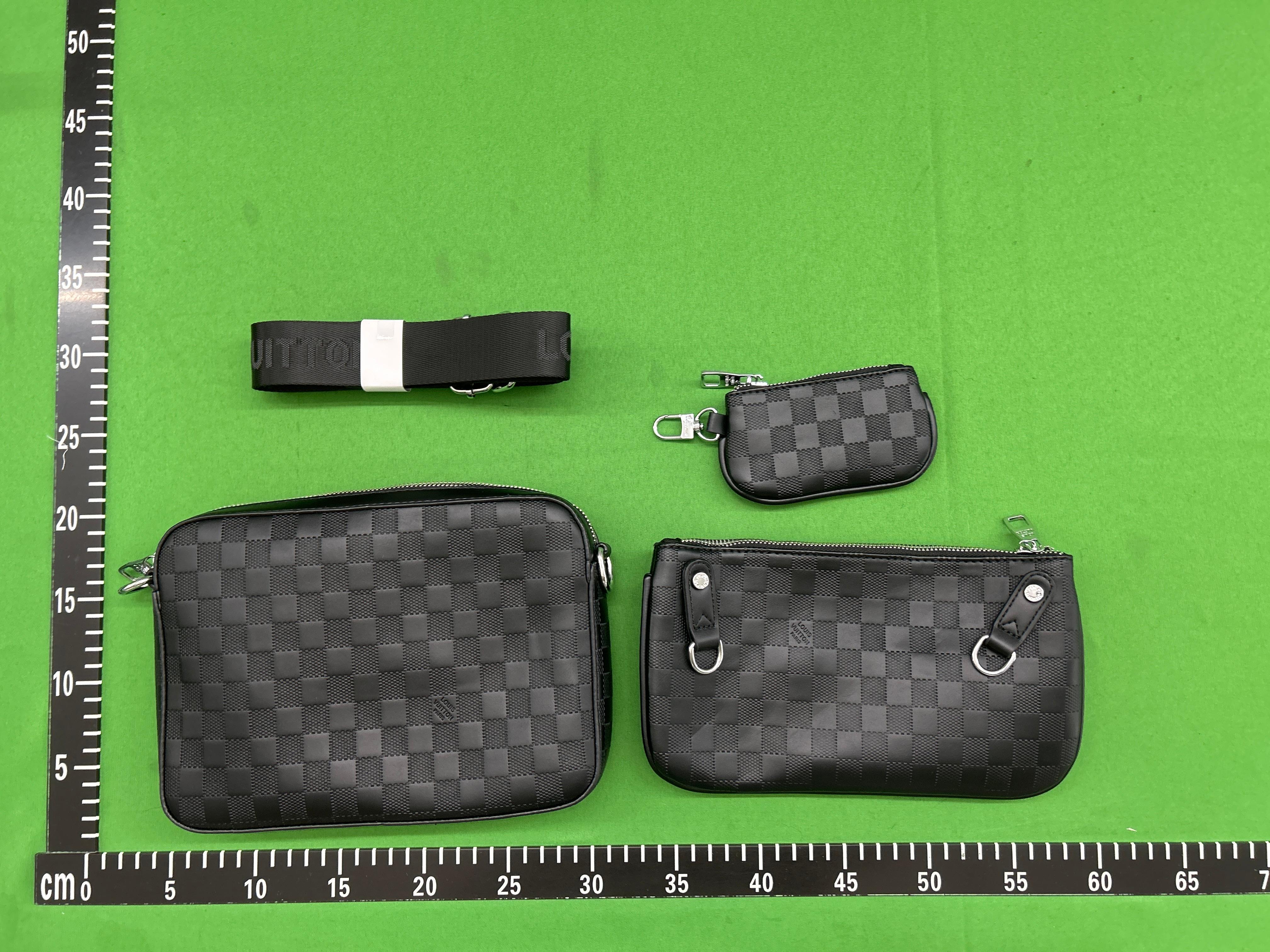 Foto QC 2 de Louis Vuitton Trio Messenger Monogram Eclipse Reverse