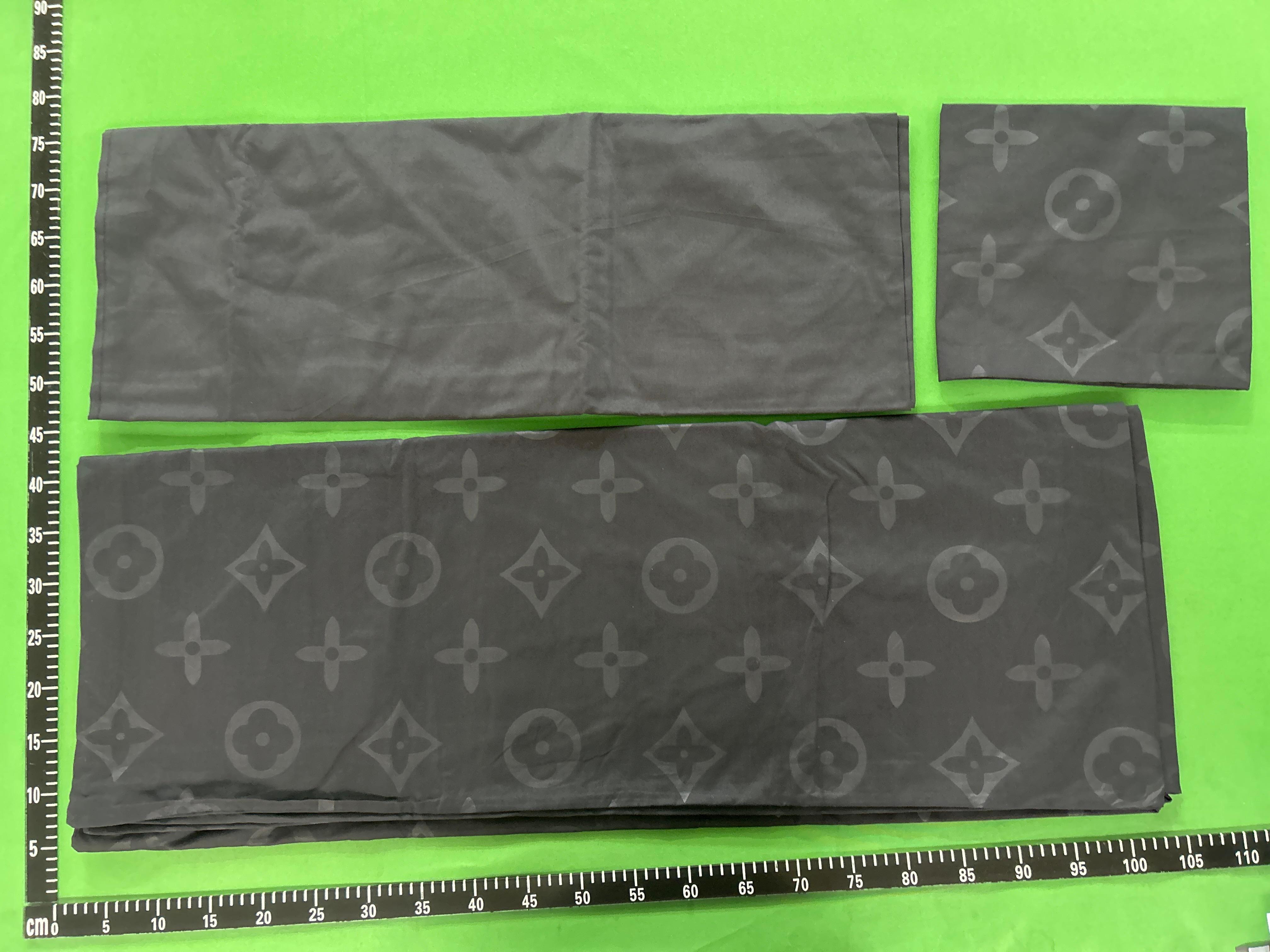 Foto QC 1 de Louis Vuitton Monogram Bedding Set (Set of 4) Black