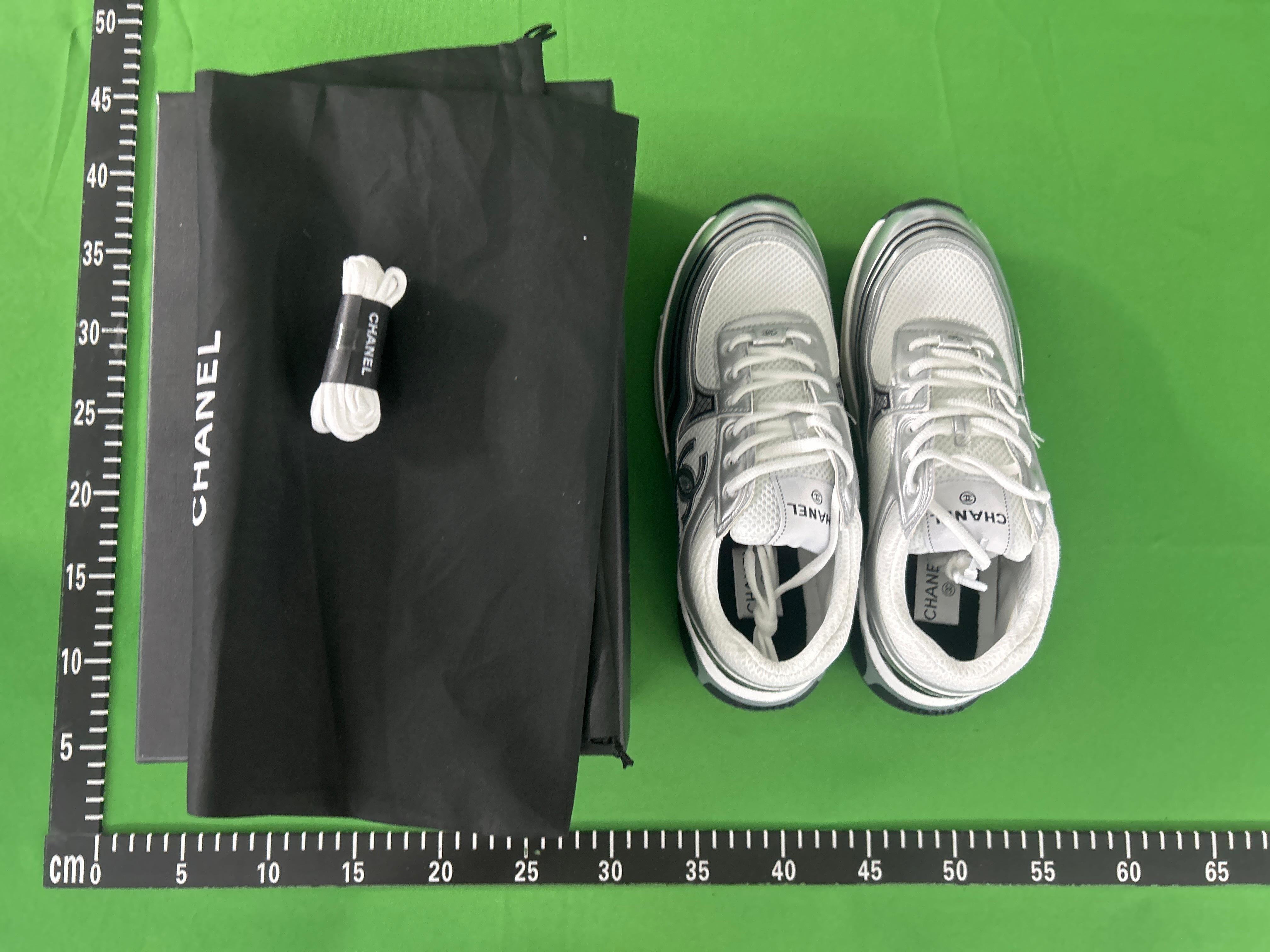 Foto QC 2 de Chanel Sneakers Leather Metallic CC Logo Burgundy G45077